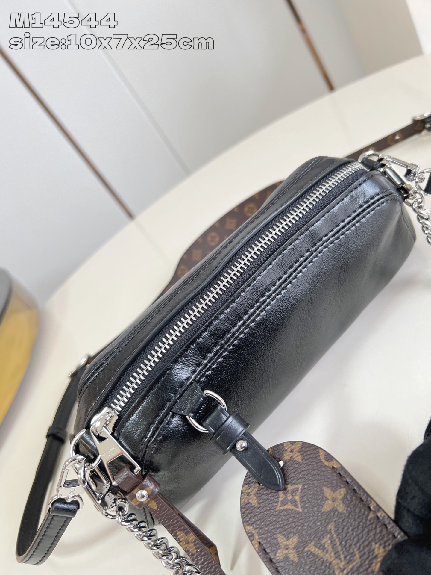 【顶级原单 M14544 】本款 Pochette Vibe 手袋出自 LV Vibe 系列，为亮泽柔软
