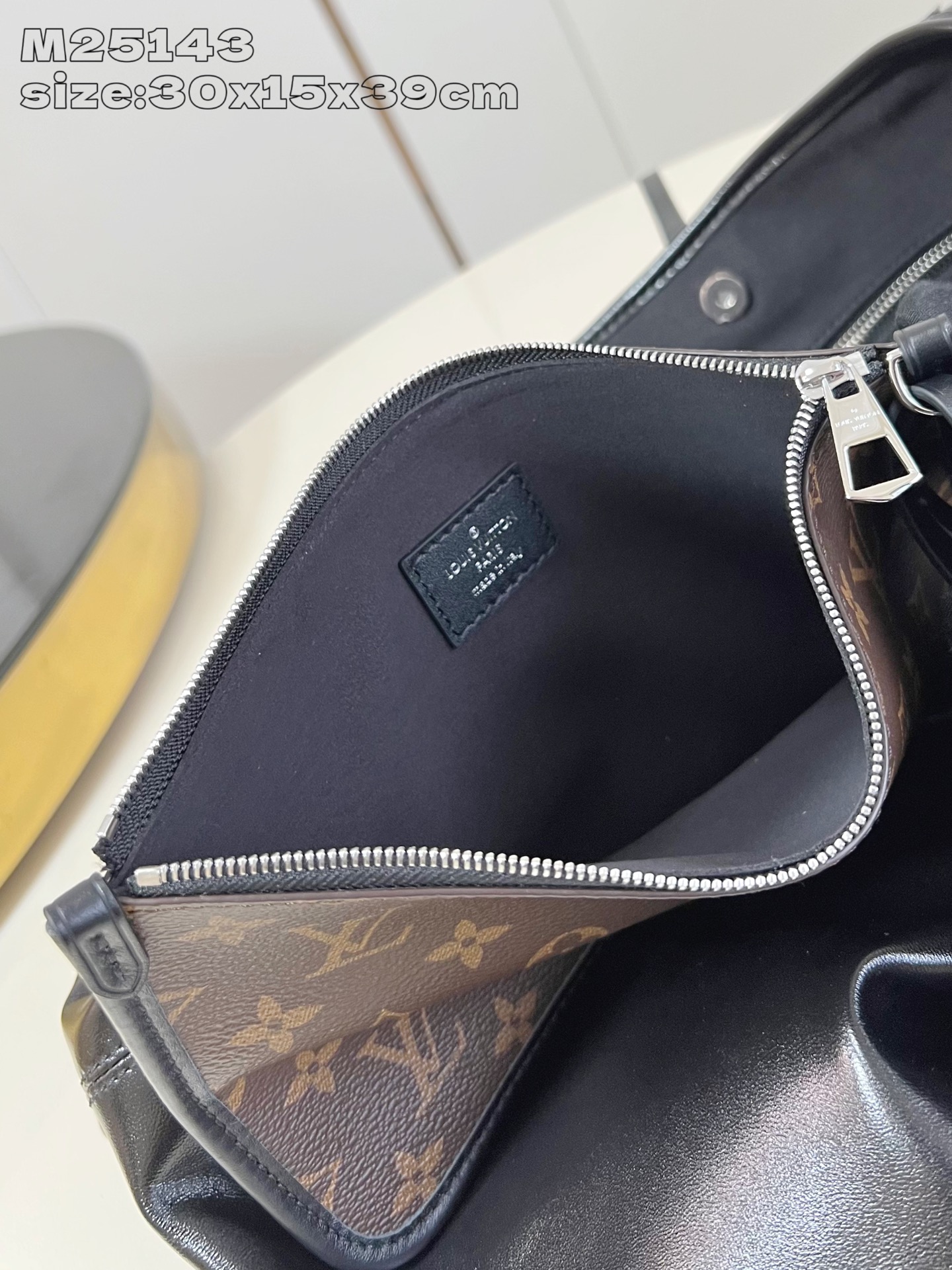 【顶级原单 M25143黑 】本款 CarryAll Dark 中号手袋以柔软羊皮革塑造时尚慵懒廓形，为