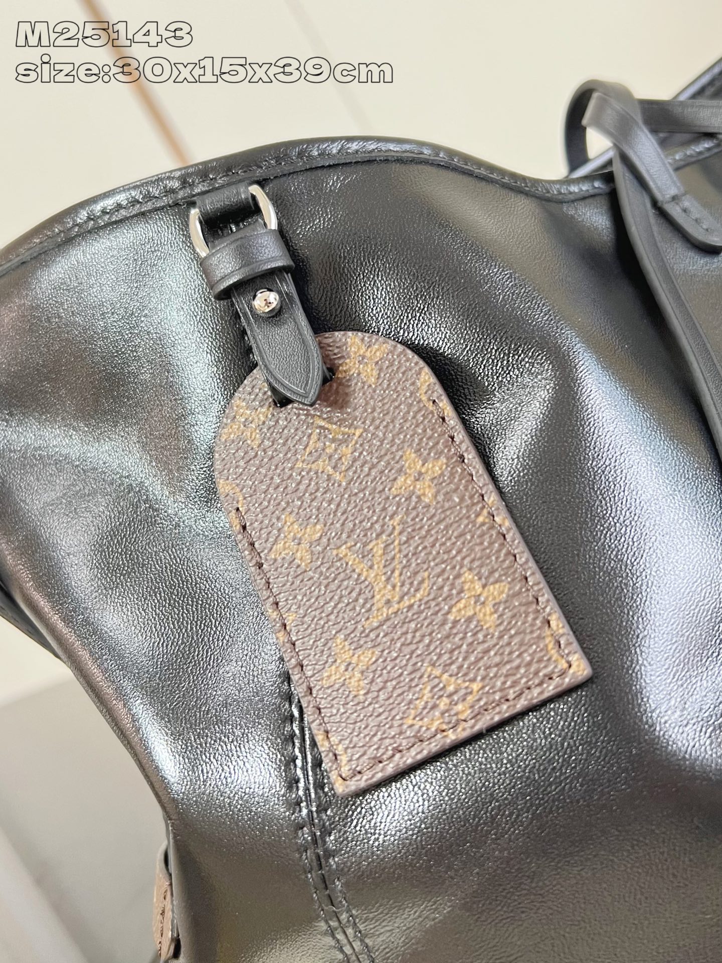 【顶级原单 M25143黑 】本款 CarryAll Dark 中号手袋以柔软羊皮革塑造时尚慵懒廓形，为