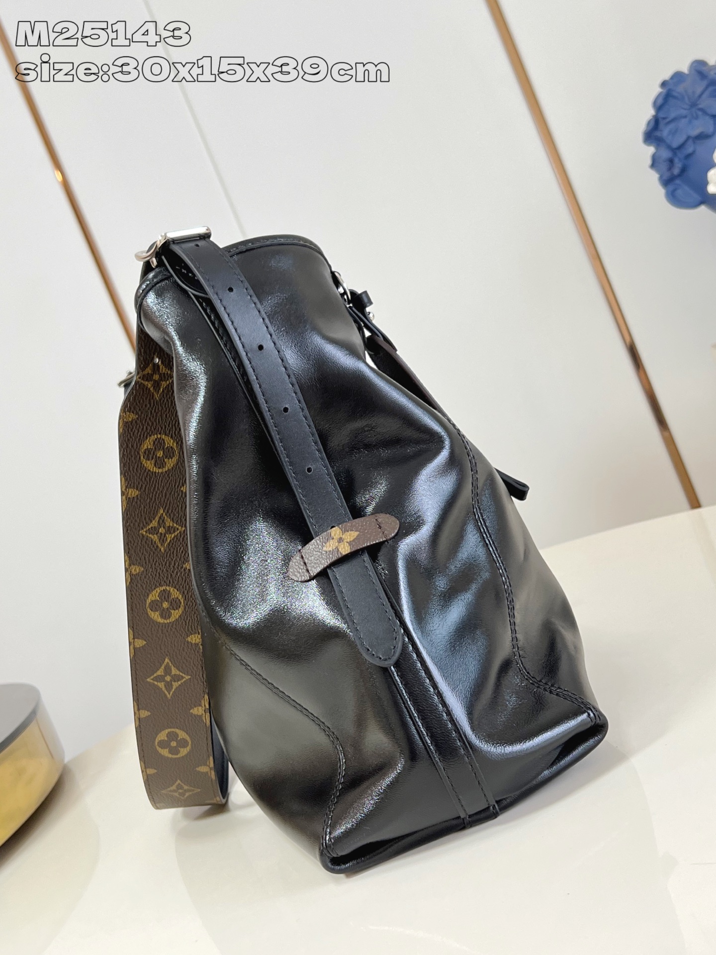 【顶级原单 M25143黑 】本款 CarryAll Dark 中号手袋以柔软羊皮革塑造时尚慵懒廓形，为