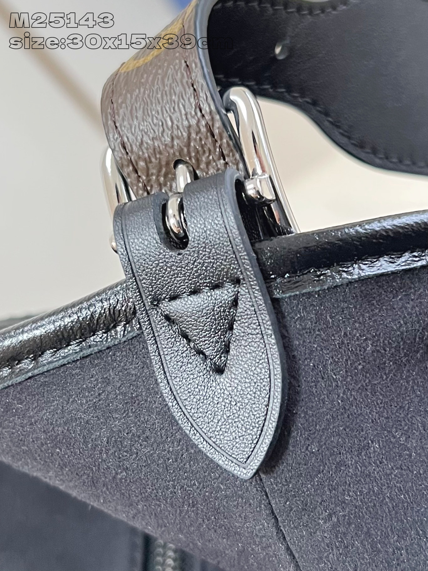 【顶级原单 M25143黑 】本款 CarryAll Dark 中号手袋以柔软羊皮革塑造时尚慵懒廓形，为