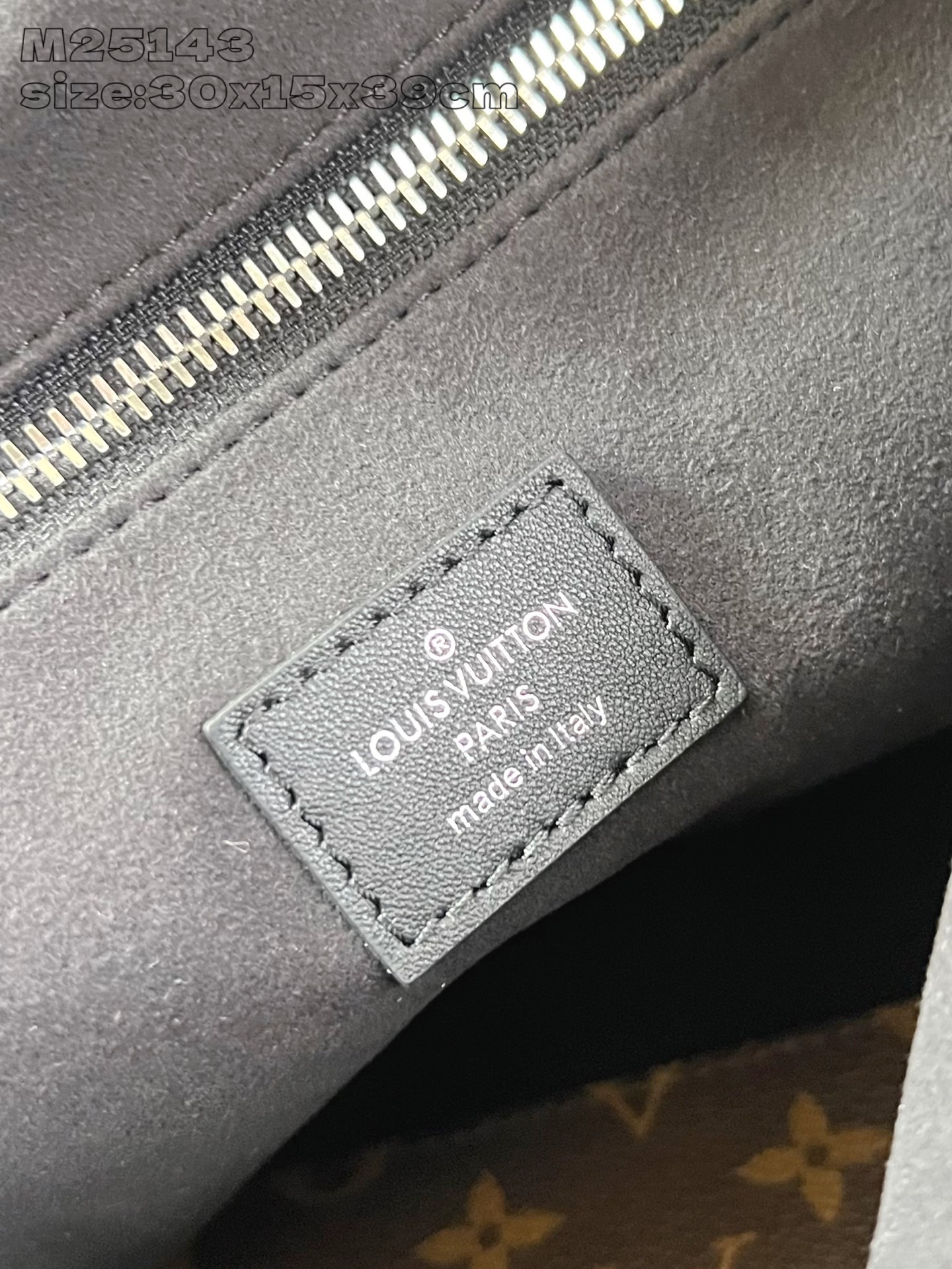 【顶级原单 M25143黑 】本款 CarryAll Dark 中号手袋以柔软羊皮革塑造时尚慵懒廓形，为
