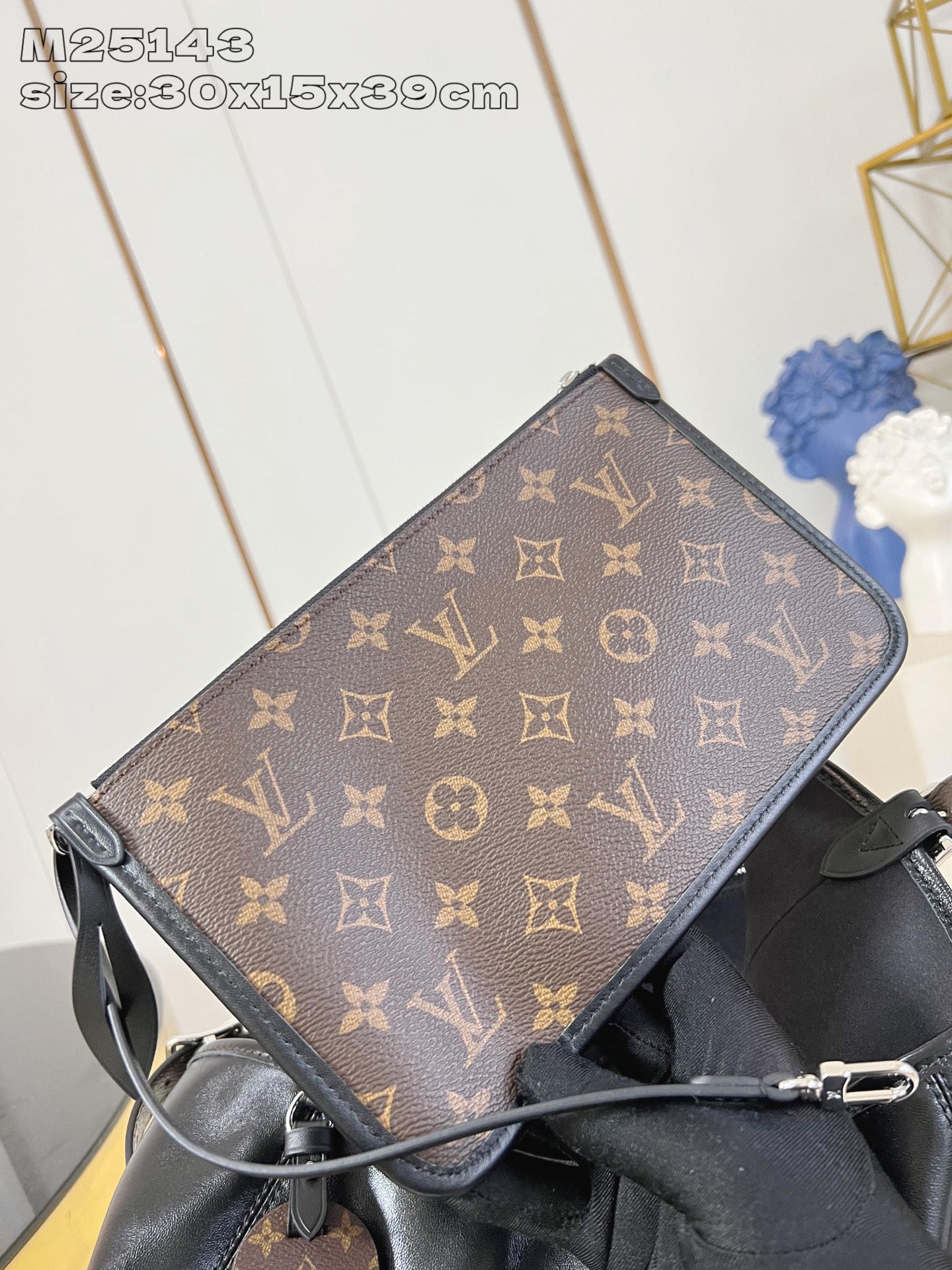 【顶级原单 M25143黑 】本款 CarryAll Dark 中号手袋以柔软羊皮革塑造时尚慵懒廓形，为