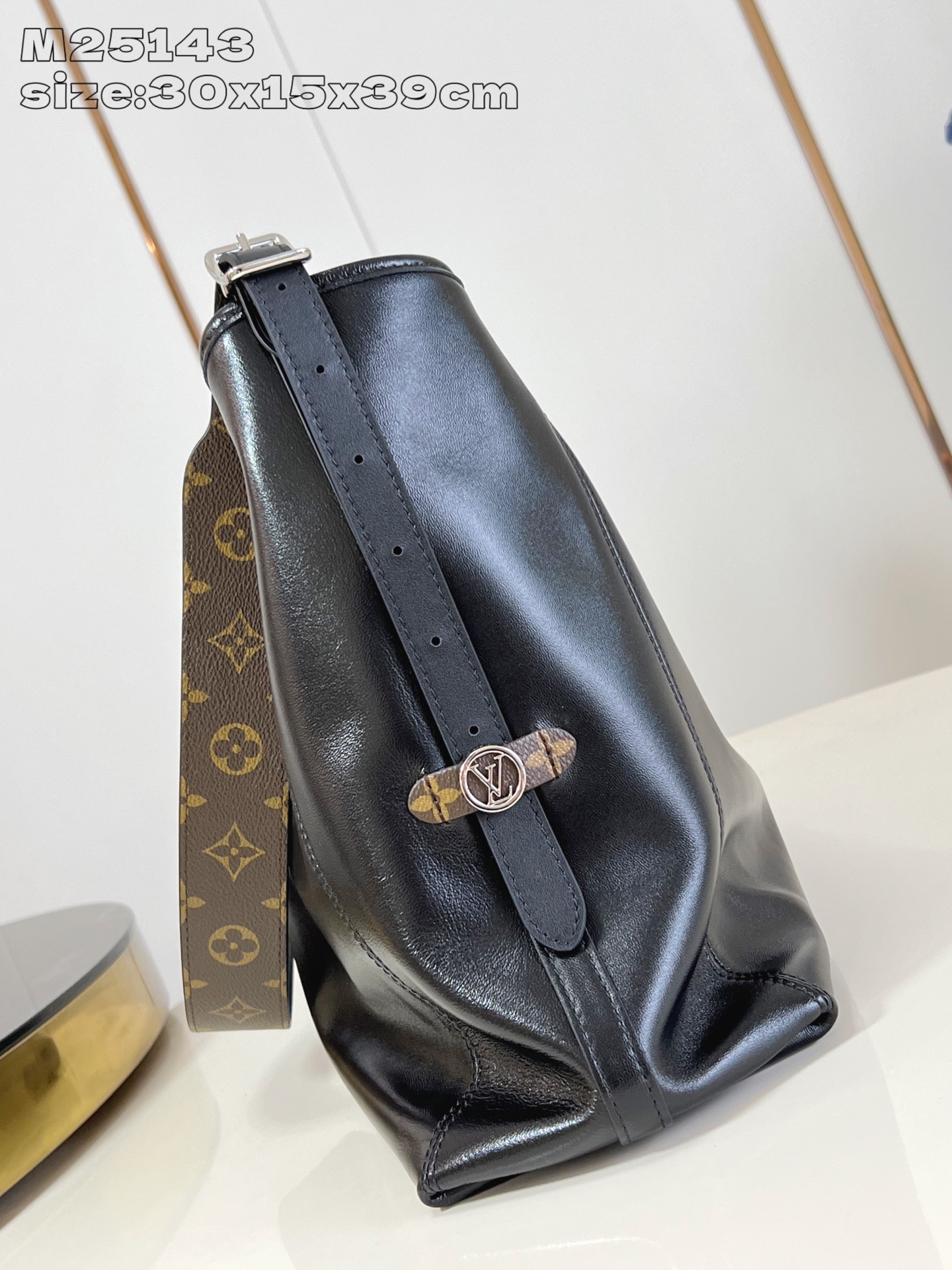 【顶级原单 M25143黑 】本款 CarryAll Dark 中号手袋以柔软羊皮革塑造时尚慵懒廓形，为