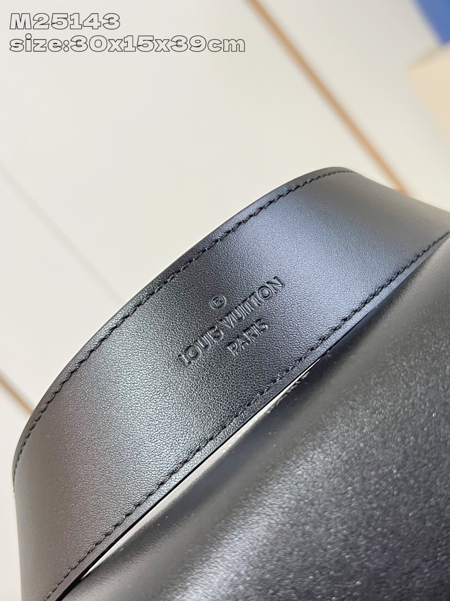 【顶级原单 M25143黑 】本款 CarryAll Dark 中号手袋以柔软羊皮革塑造时尚慵懒廓形，为