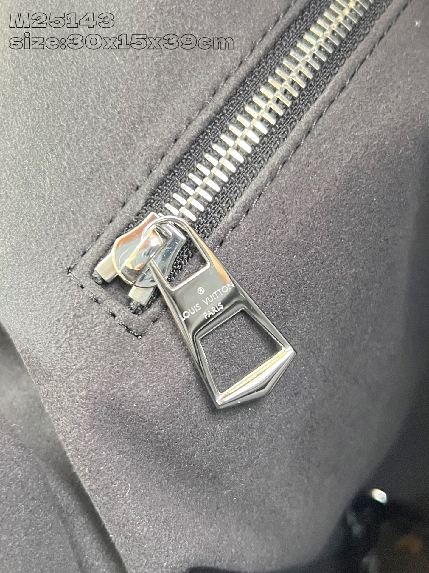 【顶级原单 M25143黑 】本款 CarryAll Dark 中号手袋以柔软羊皮革塑造时尚慵懒廓形，为
