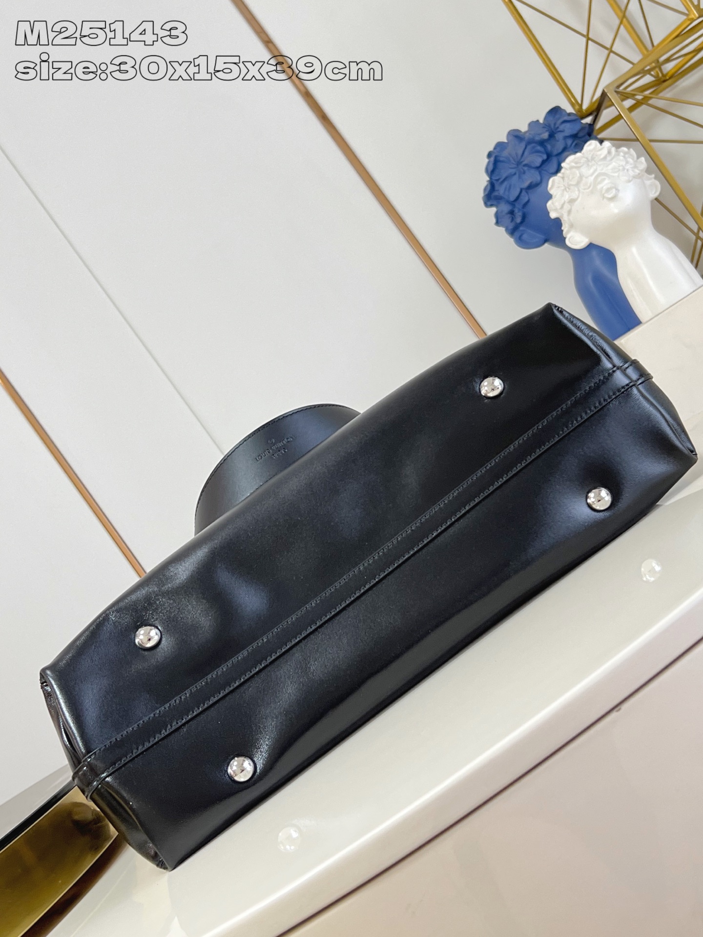 【顶级原单 M25143黑 】本款 CarryAll Dark 中号手袋以柔软羊皮革塑造时尚慵懒廓形，为