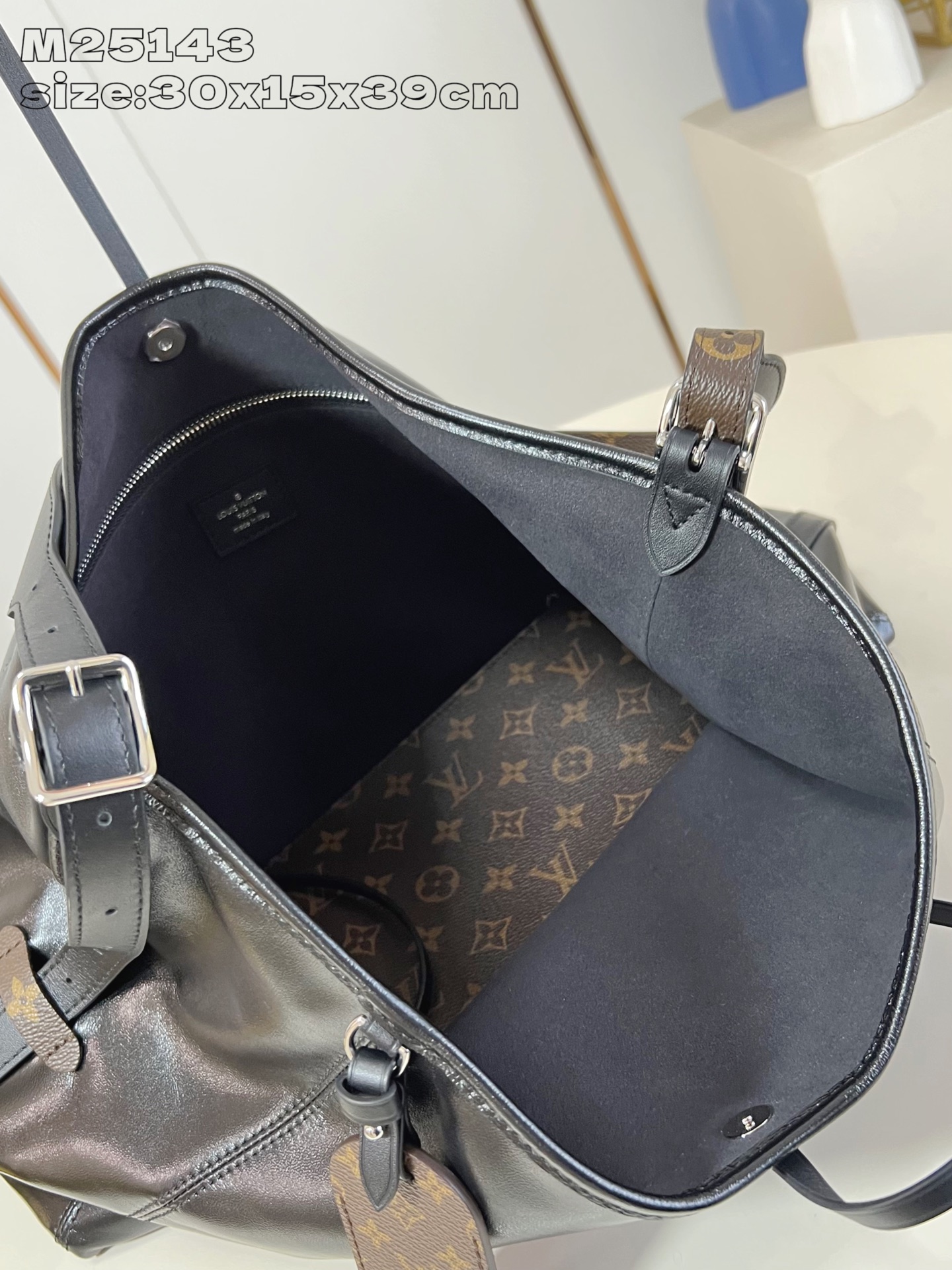 【顶级原单 M25143黑 】本款 CarryAll Dark 中号手袋以柔软羊皮革塑造时尚慵懒廓形，为