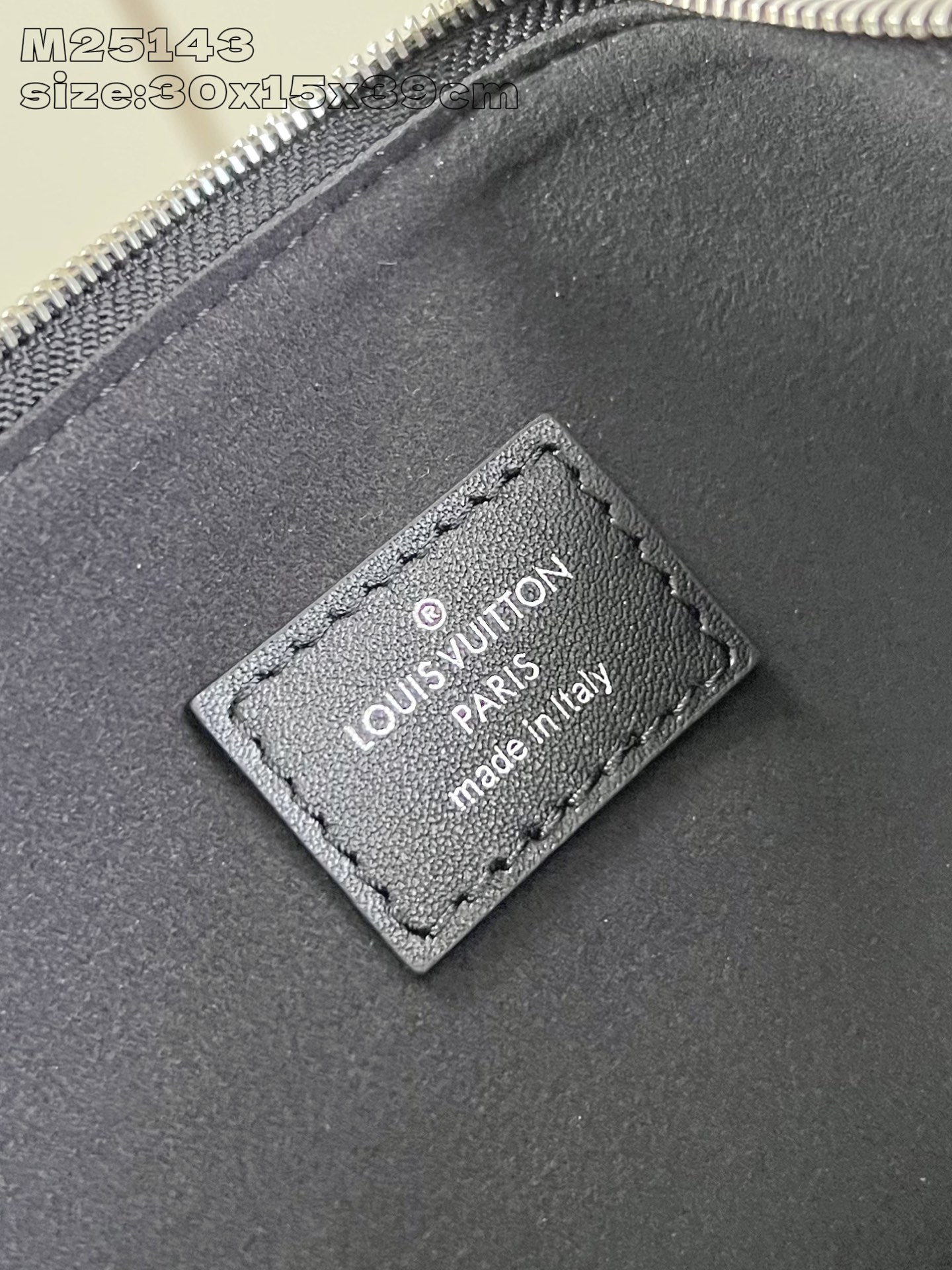 【顶级原单 M25143黑 】本款 CarryAll Dark 中号手袋以柔软羊皮革塑造时尚慵懒廓形，为