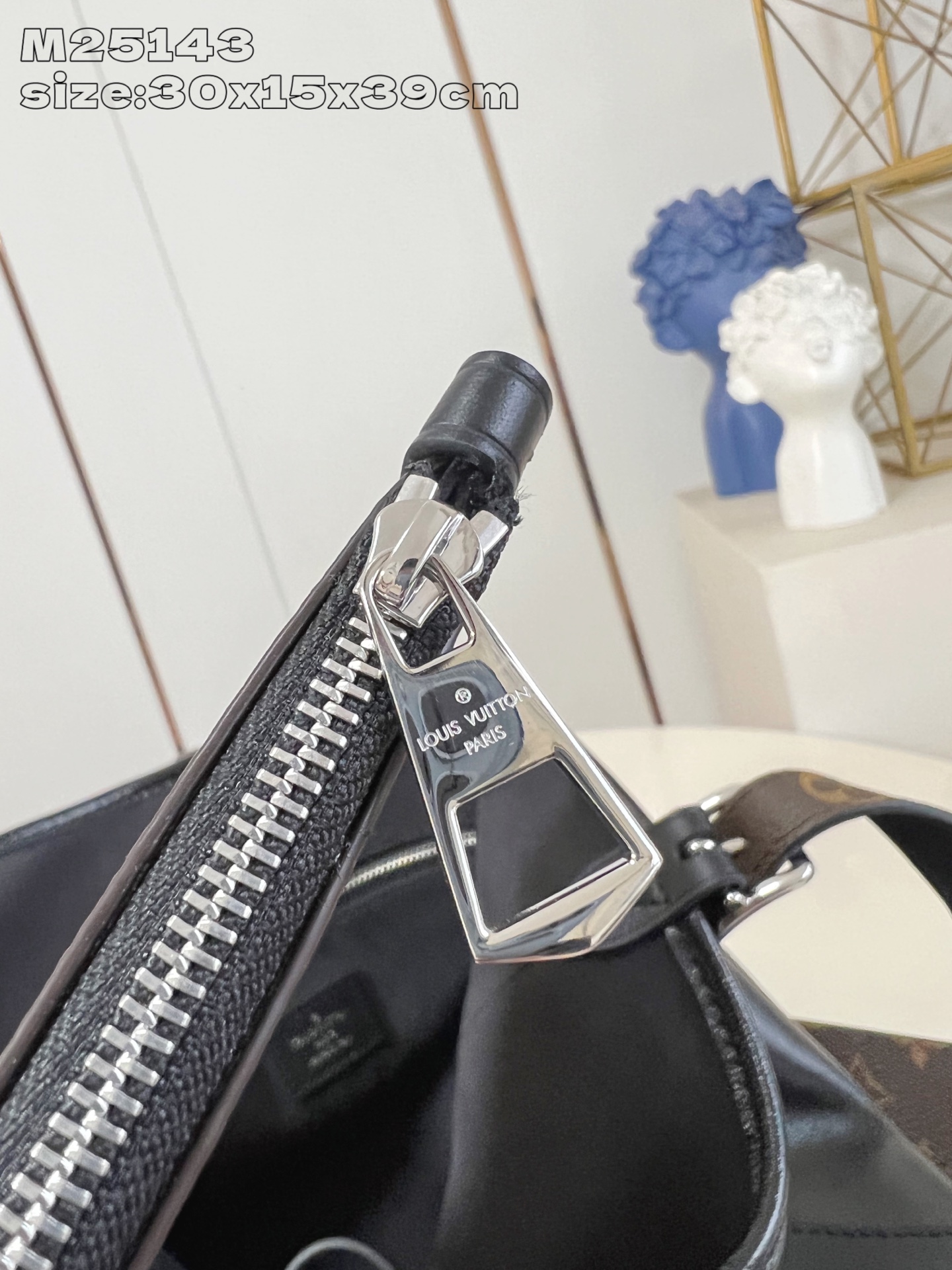 【顶级原单 M25143黑 】本款 CarryAll Dark 中号手袋以柔软羊皮革塑造时尚慵懒廓形，为