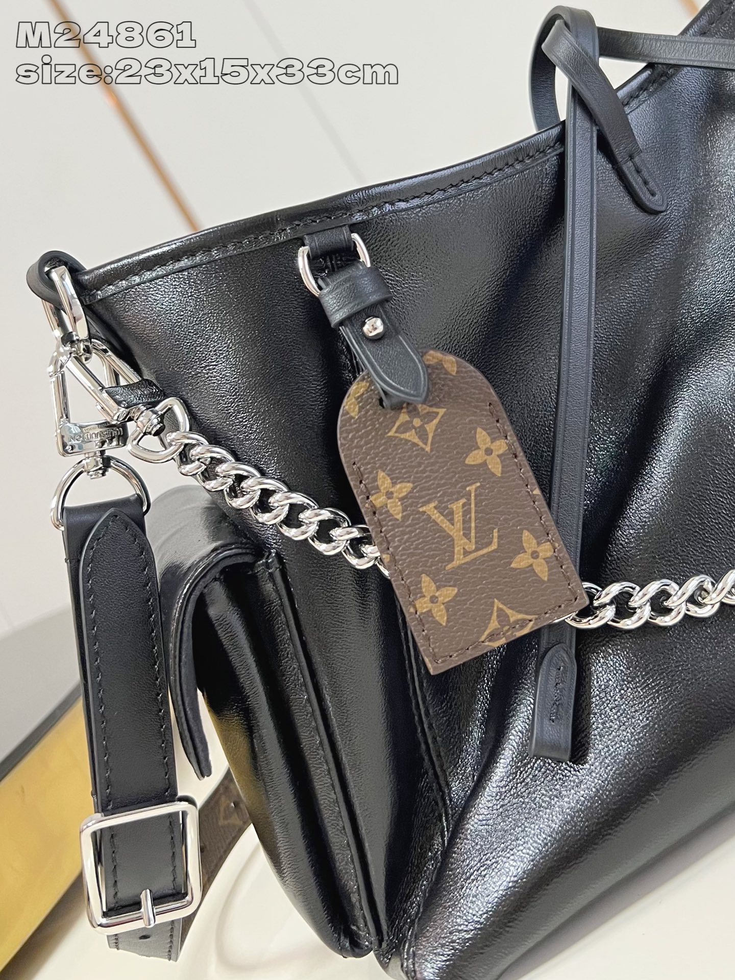 【顶级原单 M24861黑】 本款 CarryAll Cargo Vibe 小号手袋为羊皮革浸染素雅色调