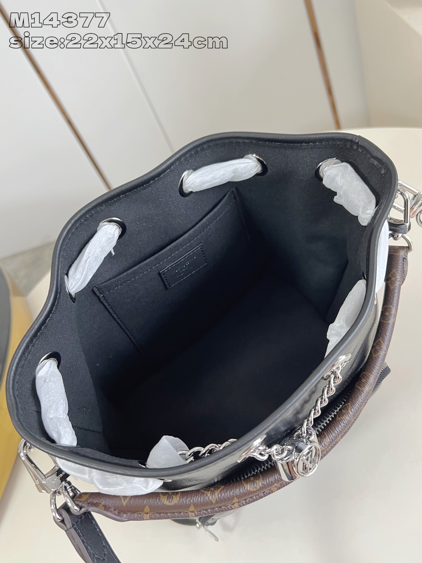 【顶级原单 M14377 】No Way 手袋出自 LV Vibe 系列，为羊皮革融入莹泽金属件，以摩登