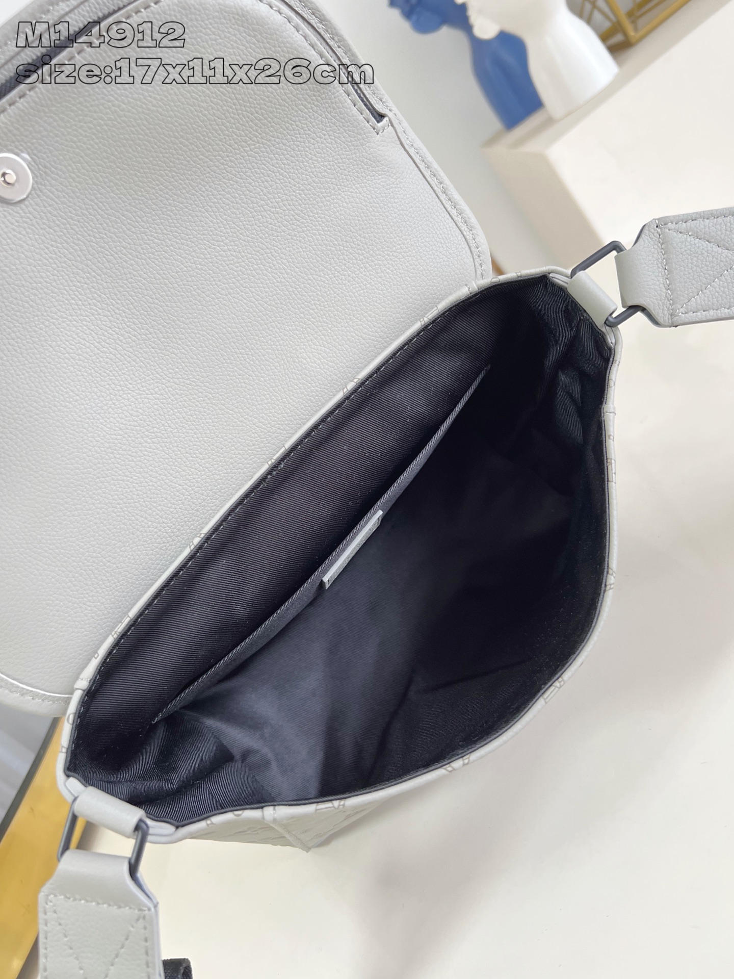 【顶级原单 M14912 】本款 Pulse 邮差包采用 Monogram Shadow 压纹牛皮革和考