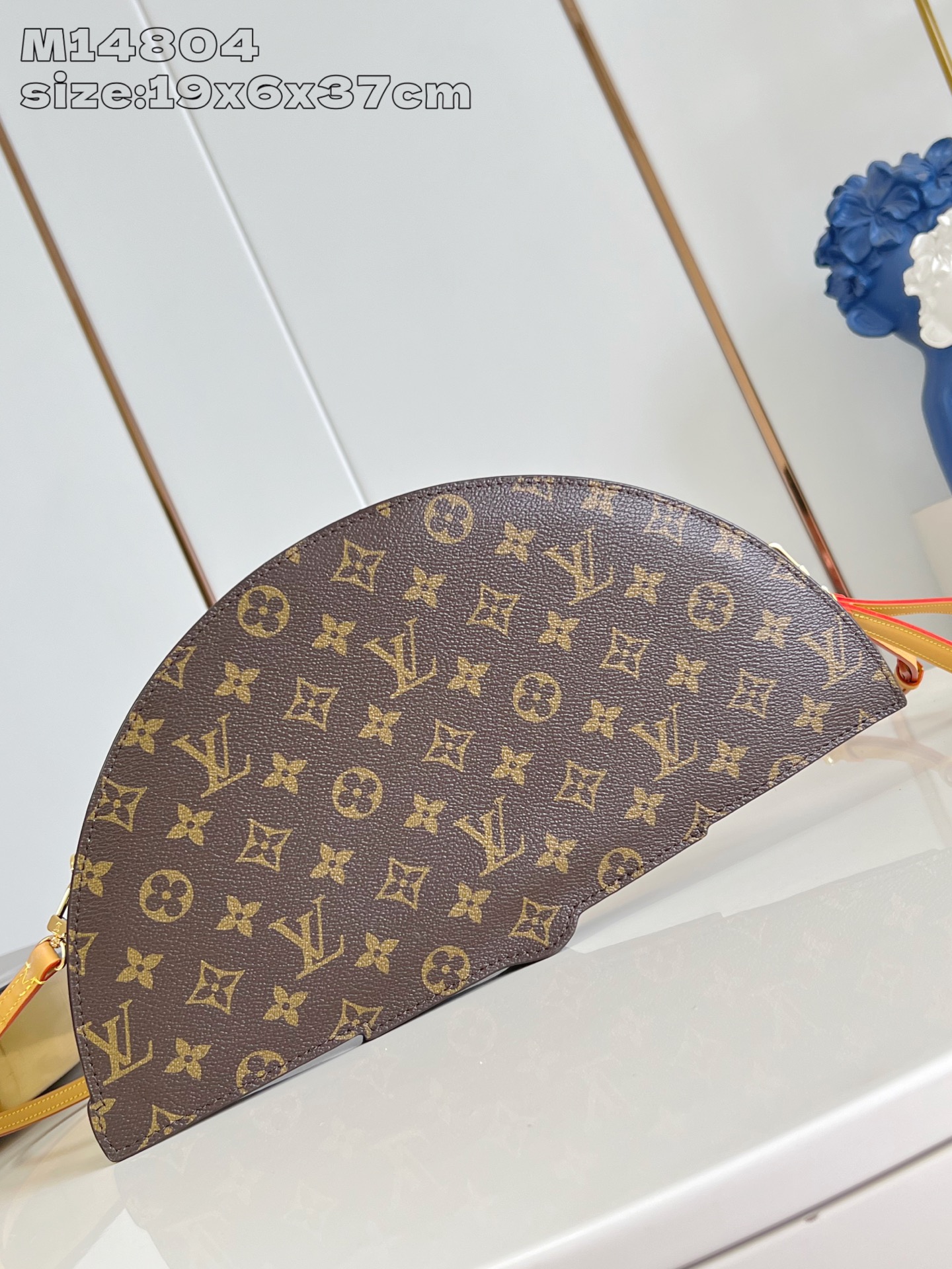 【顶级原单 M14804 】LV Fan 手袋取材 Monogram 帆布，以别致设计亮相 2025 春