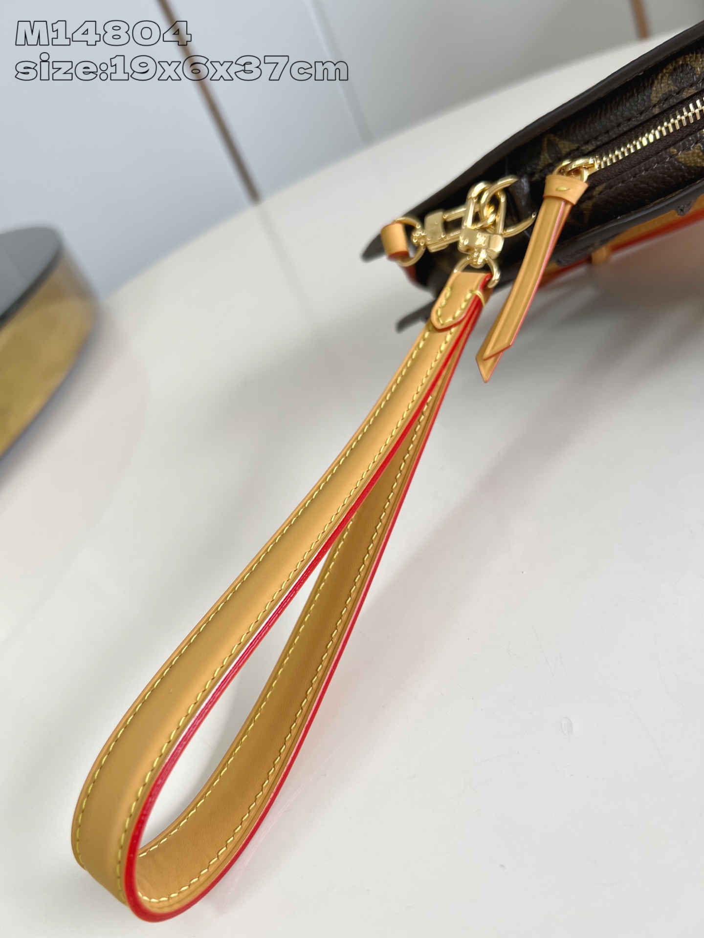 【顶级原单 M14804 】LV Fan 手袋取材 Monogram 帆布，以别致设计亮相 2025 春