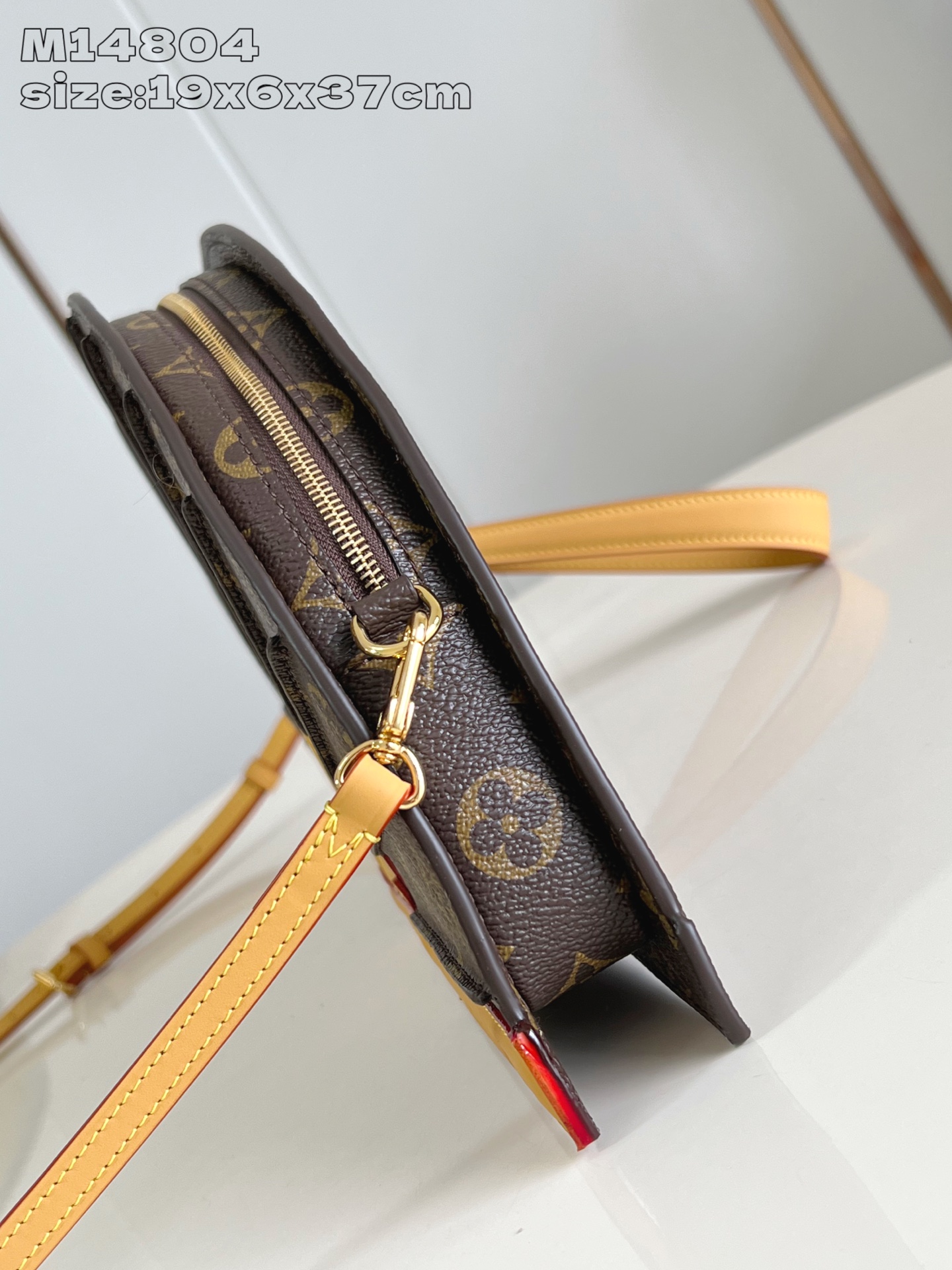 【顶级原单 M14804 】LV Fan 手袋取材 Monogram 帆布，以别致设计亮相 2025 春