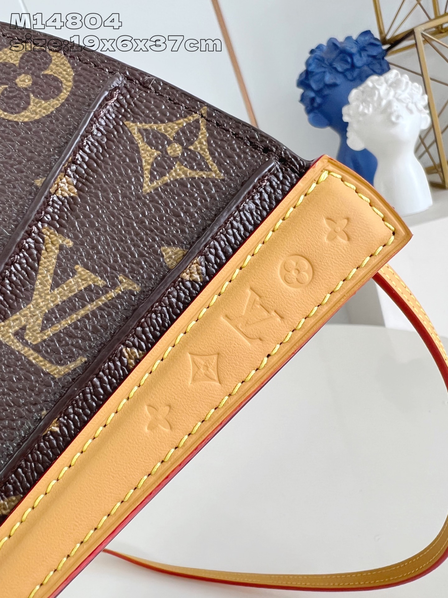 【顶级原单 M14804 】LV Fan 手袋取材 Monogram 帆布，以别致设计亮相 2025 春