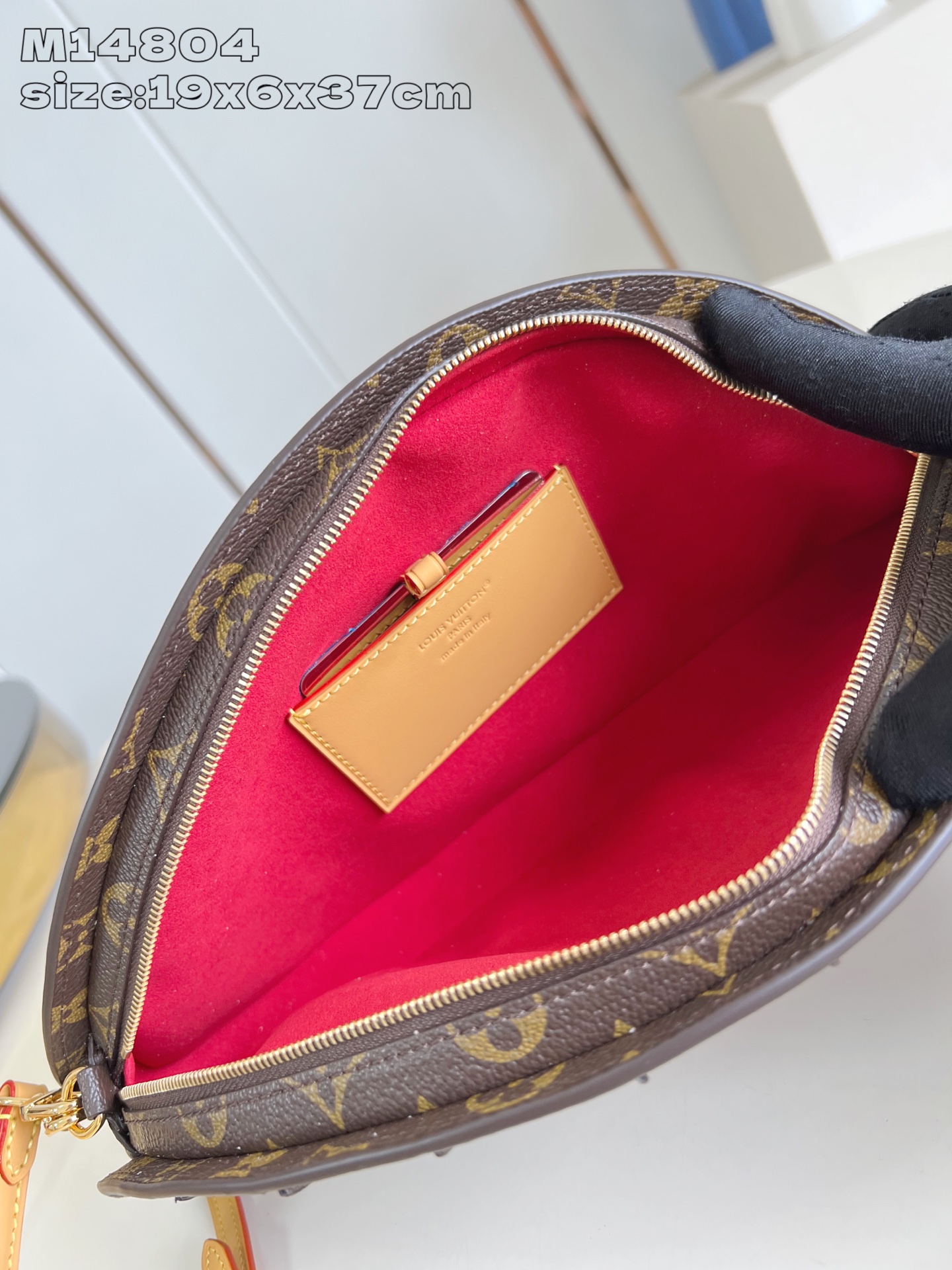 【顶级原单 M14804 】LV Fan 手袋取材 Monogram 帆布，以别致设计亮相 2025 春