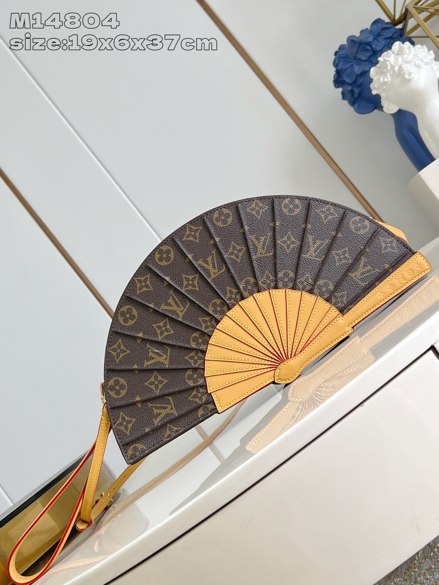 【顶级原单 M14804 】LV Fan 手袋取材 Monogram 帆布，以别致设计亮相 2025 春