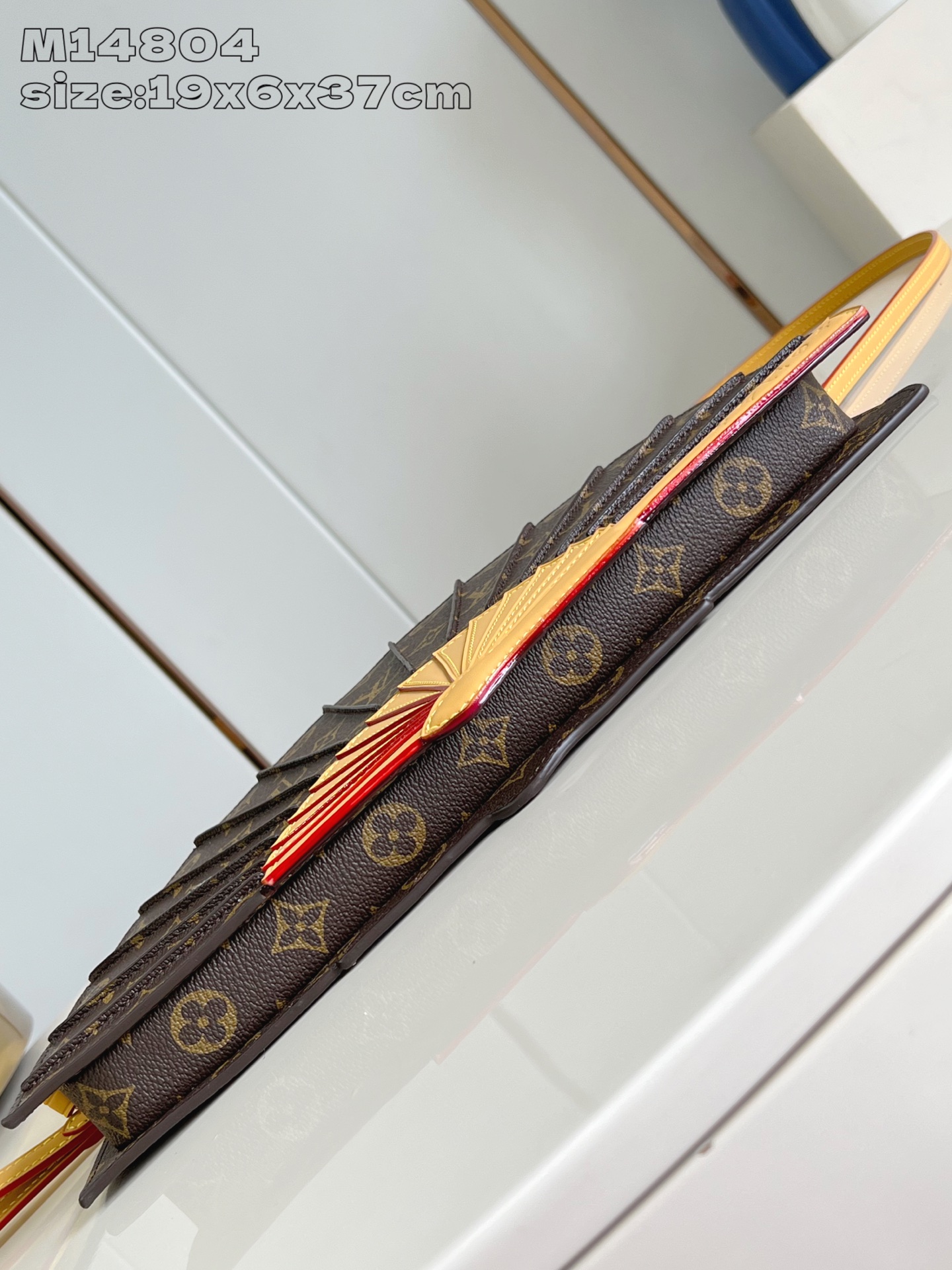 【顶级原单 M14804 】LV Fan 手袋取材 Monogram 帆布，以别致设计亮相 2025 春