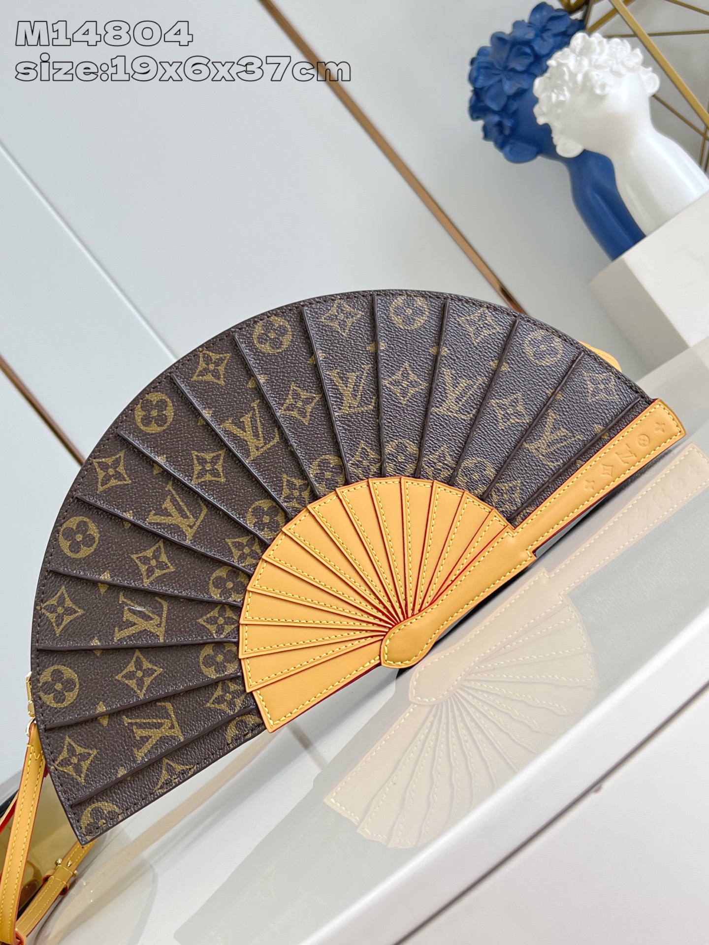 【顶级原单 M14804 】LV Fan 手袋取材 Monogram 帆布，以别致设计亮相 2025 春