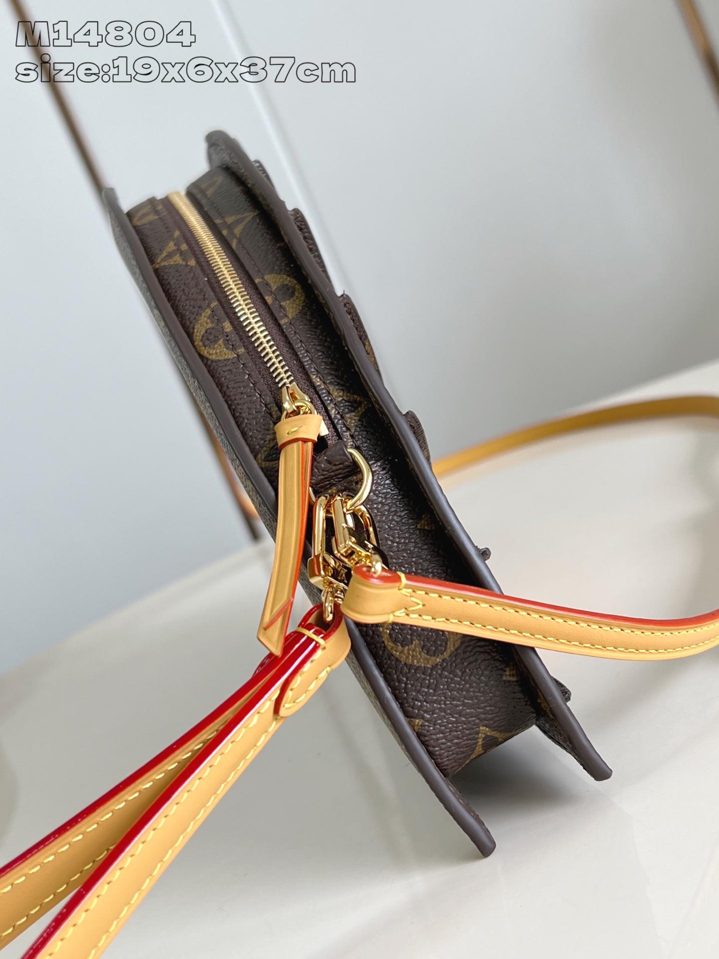 【顶级原单 M14804 】LV Fan 手袋取材 Monogram 帆布，以别致设计亮相 2025 春