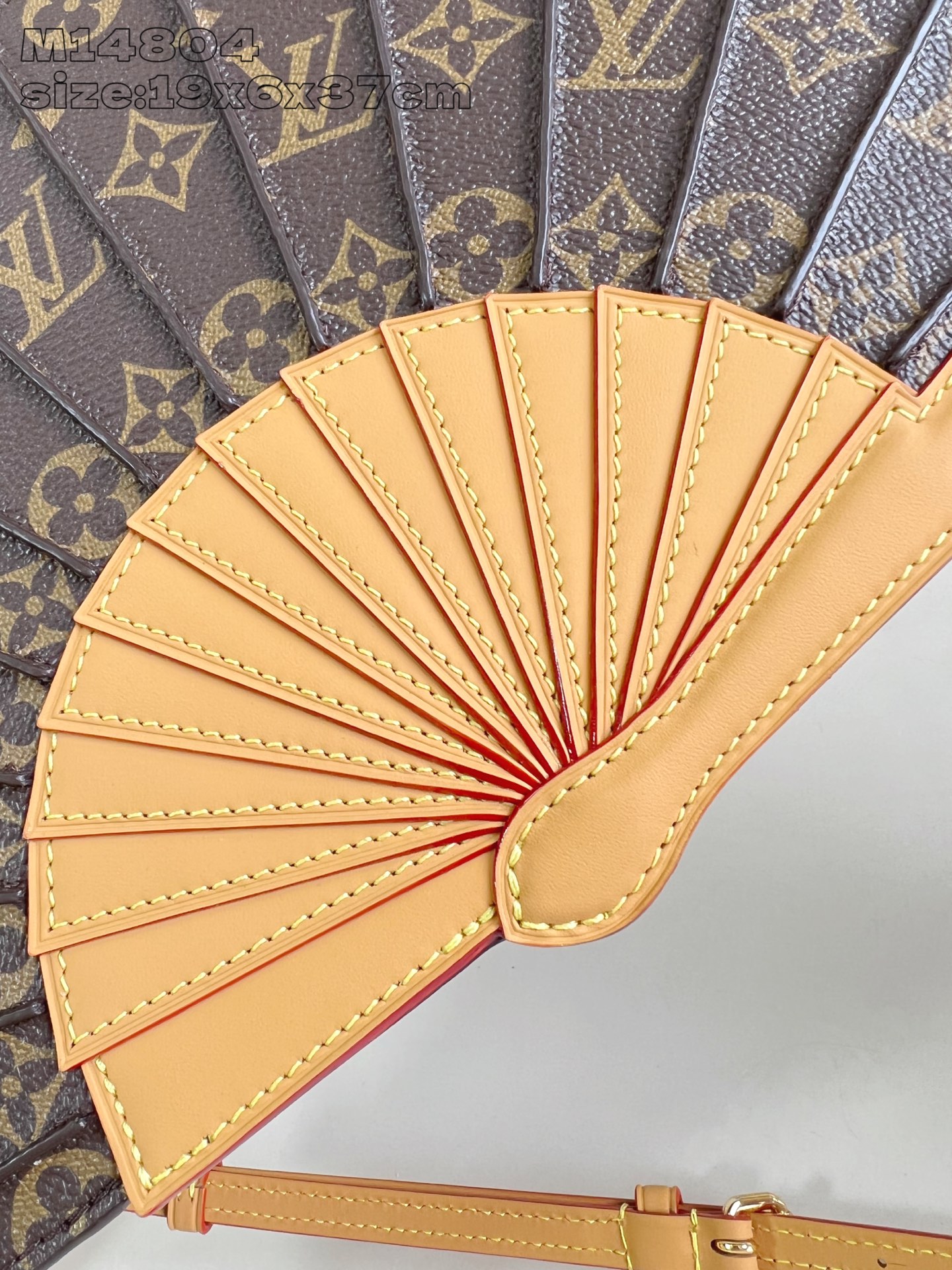 【顶级原单 M14804 】LV Fan 手袋取材 Monogram 帆布，以别致设计亮相 2025 春
