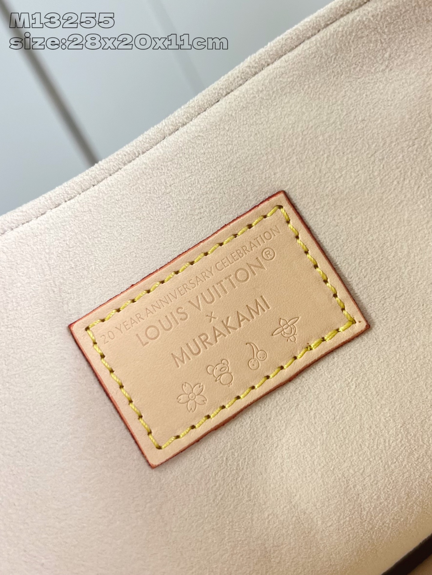 【顶级原单 M13255白彩 】這款Dauphine Soft GM手袋以雋永的路易威登元素設計，採用柔