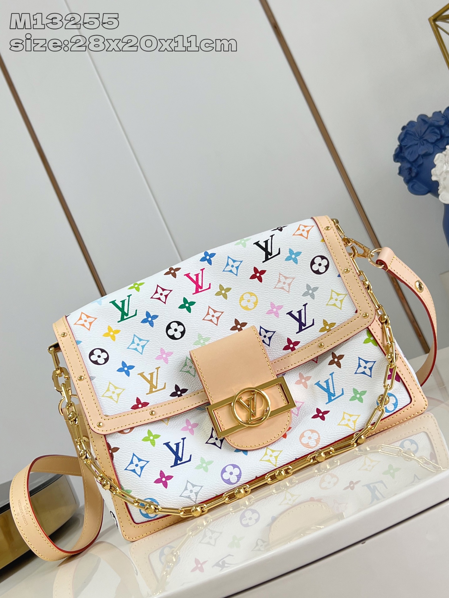 【顶级原单 M13255白彩 】這款Dauphine Soft GM手袋以雋永的路易威登元素設計，採用柔