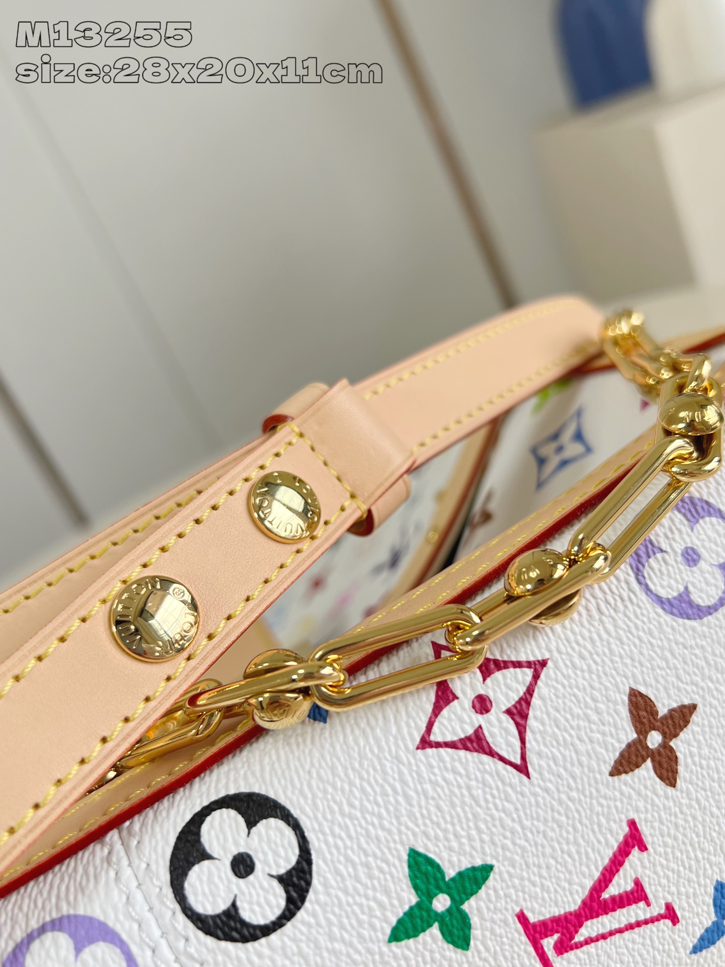 【顶级原单 M13255白彩 】這款Dauphine Soft GM手袋以雋永的路易威登元素設計，採用柔