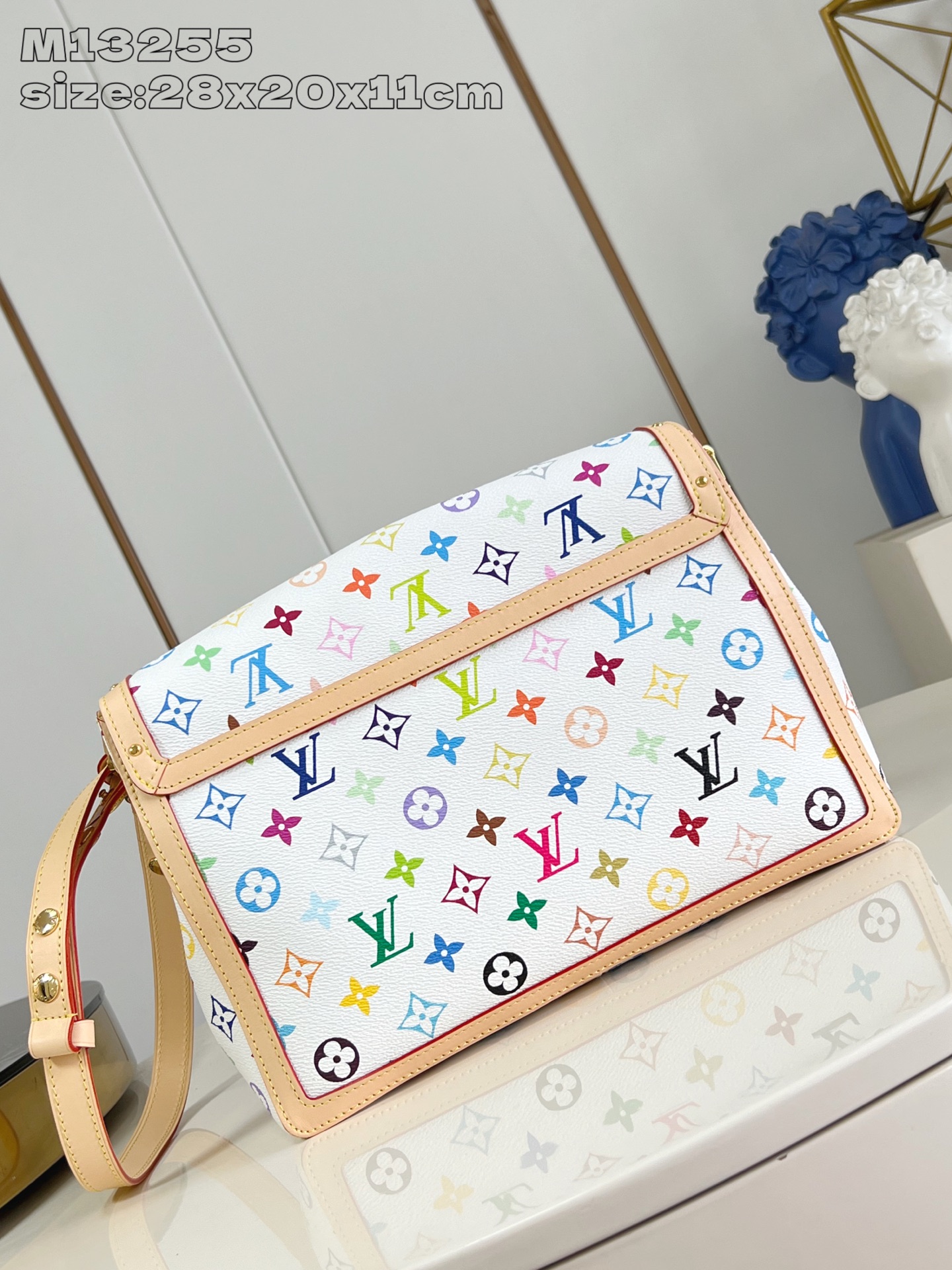 【顶级原单 M13255白彩 】這款Dauphine Soft GM手袋以雋永的路易威登元素設計，採用柔