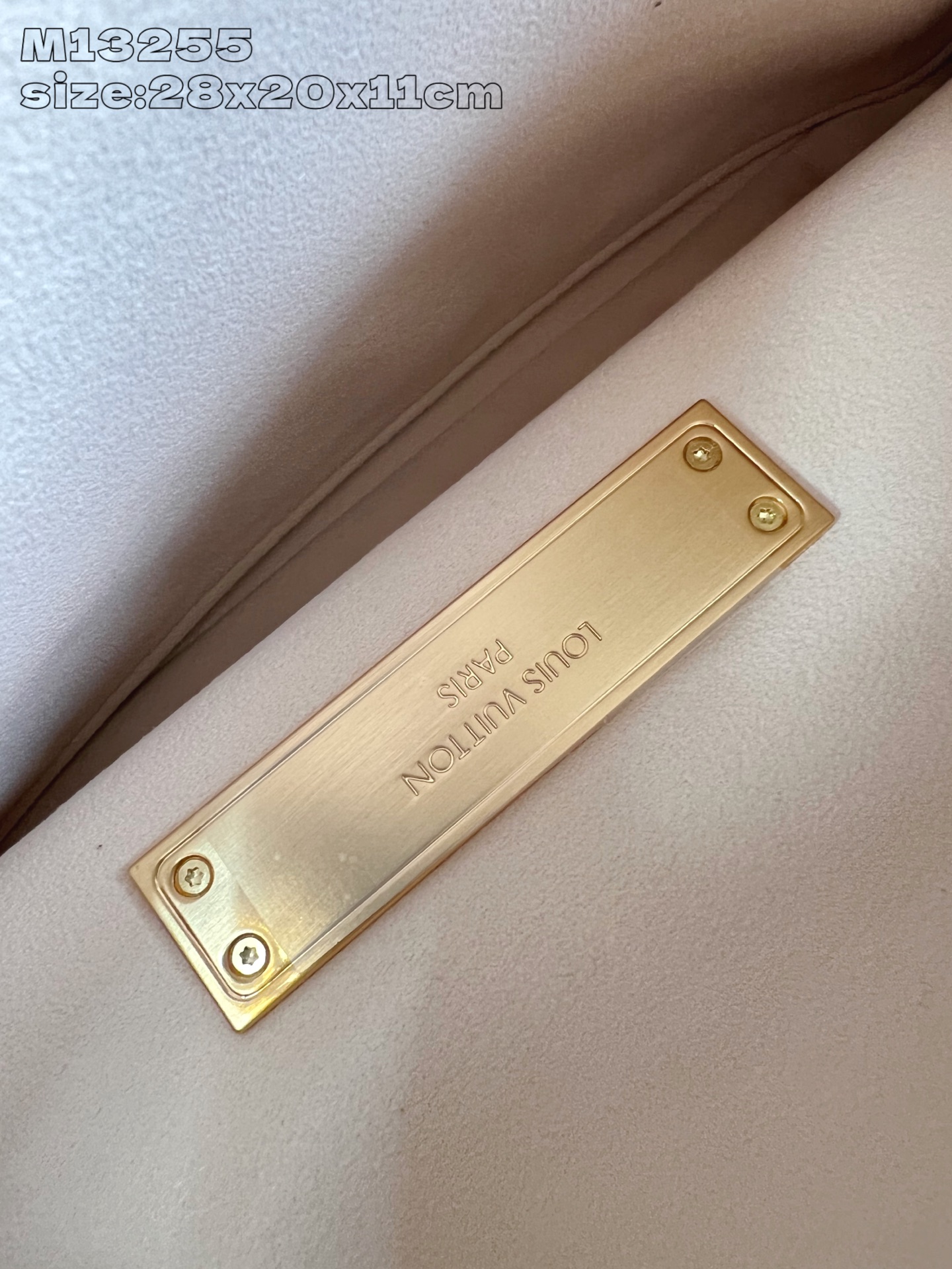 【顶级原单 M13255白彩 】這款Dauphine Soft GM手袋以雋永的路易威登元素設計，採用柔