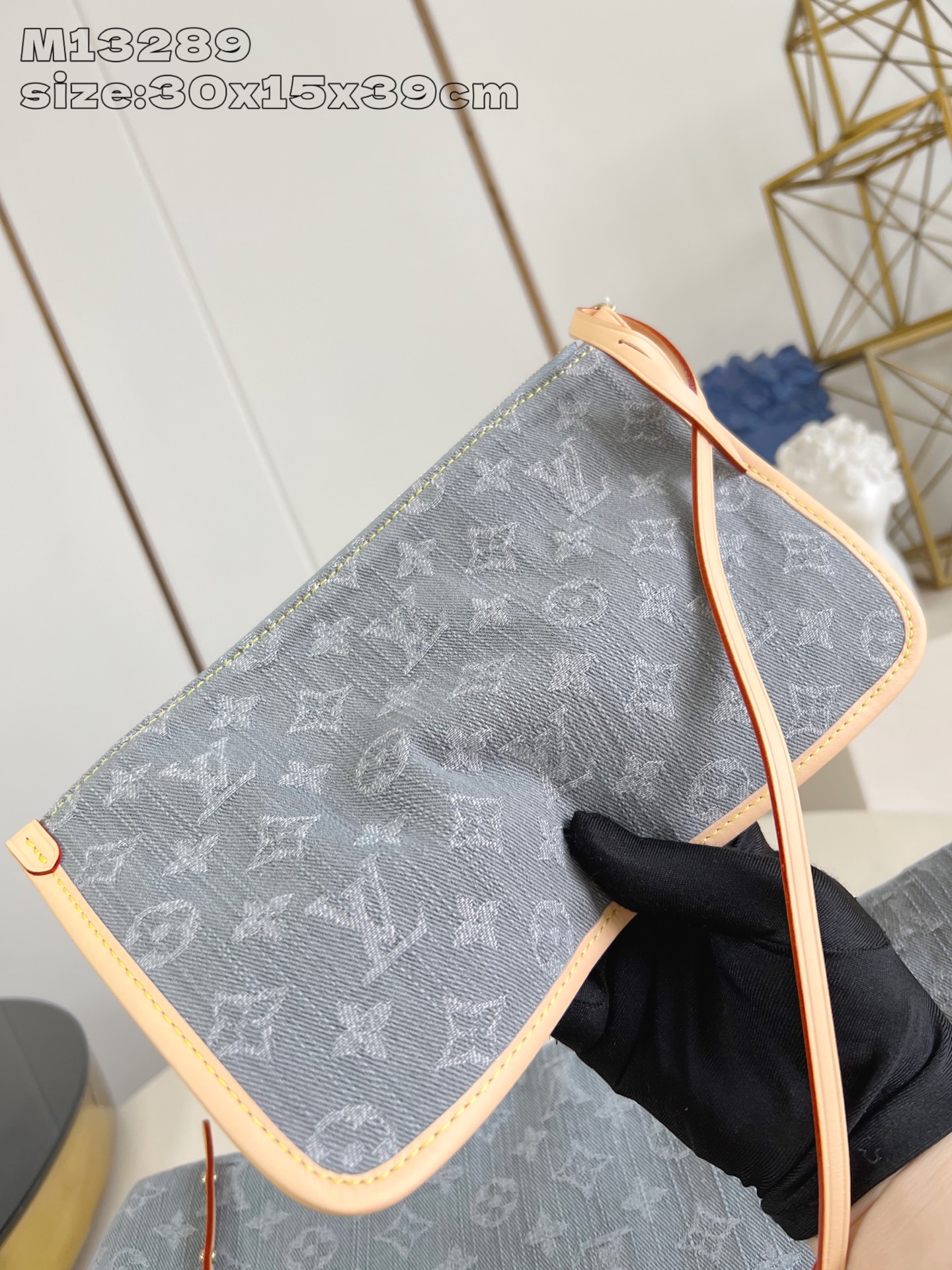 【顶级原单 M13289 】本款 CarryAll 中号手袋令诞生于 2005 年的 Monogram 