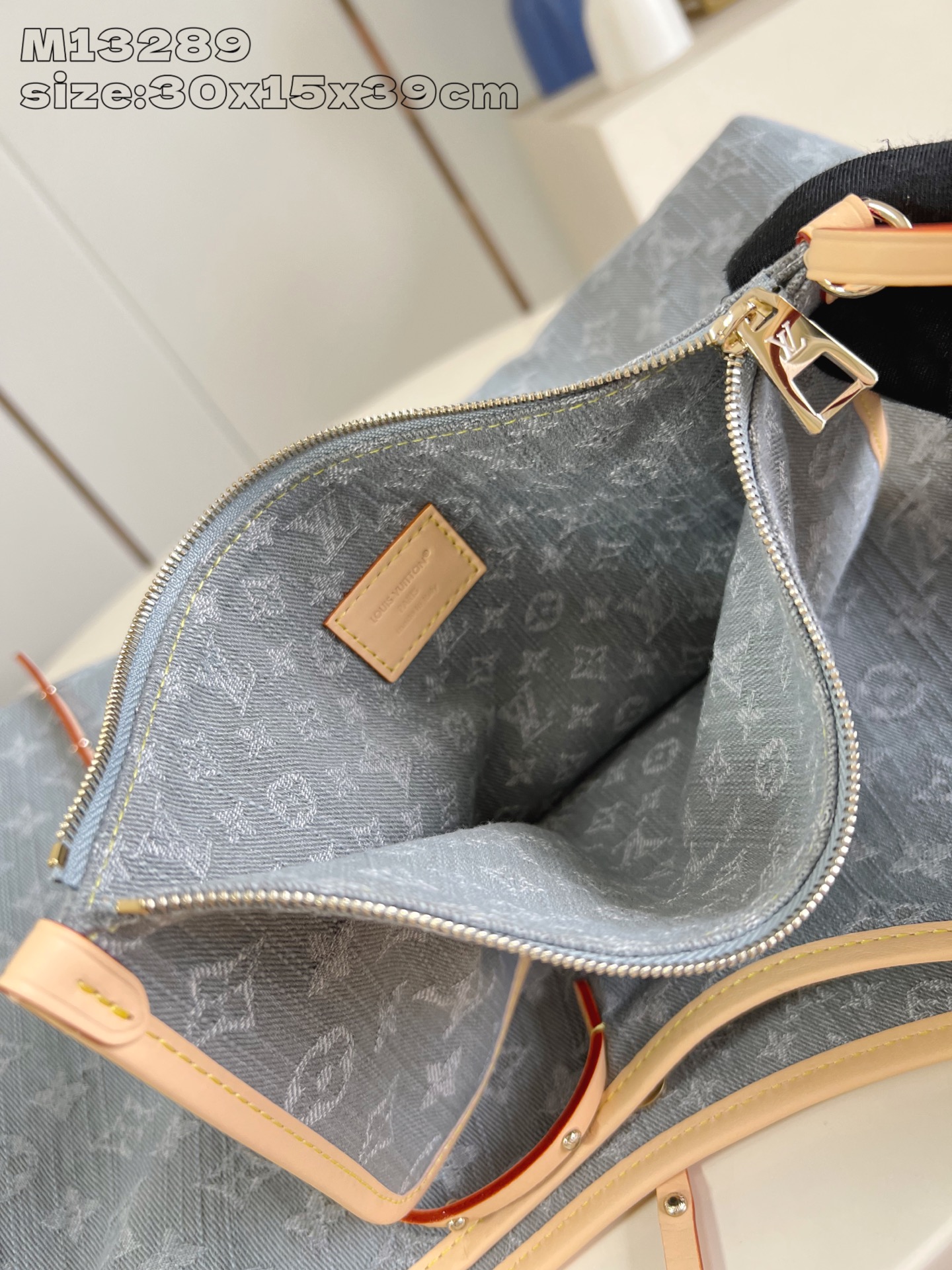 【顶级原单 M13289 】本款 CarryAll 中号手袋令诞生于 2005 年的 Monogram 
