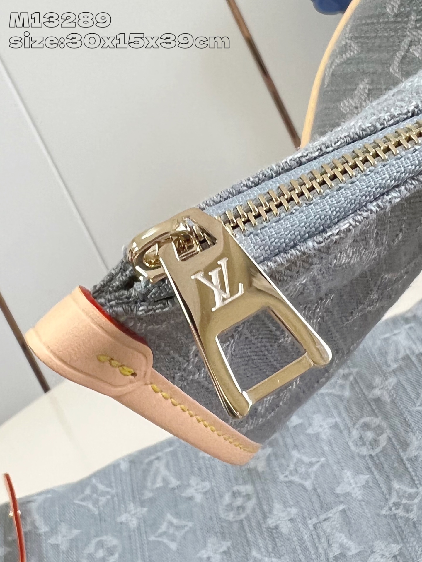 【顶级原单 M13289 】本款 CarryAll 中号手袋令诞生于 2005 年的 Monogram 