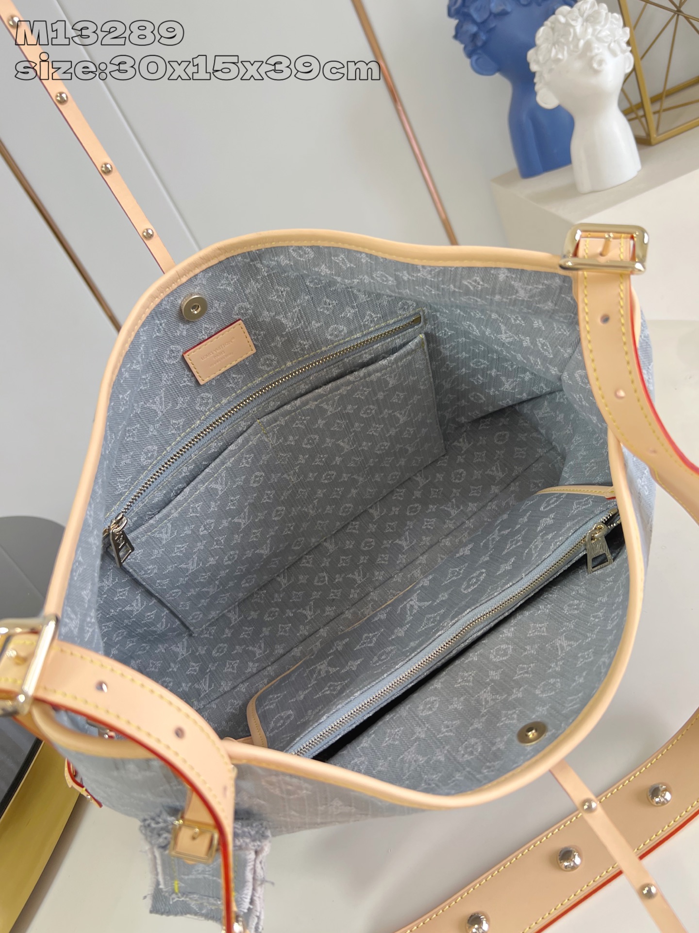 【顶级原单 M13289 】本款 CarryAll 中号手袋令诞生于 2005 年的 Monogram 