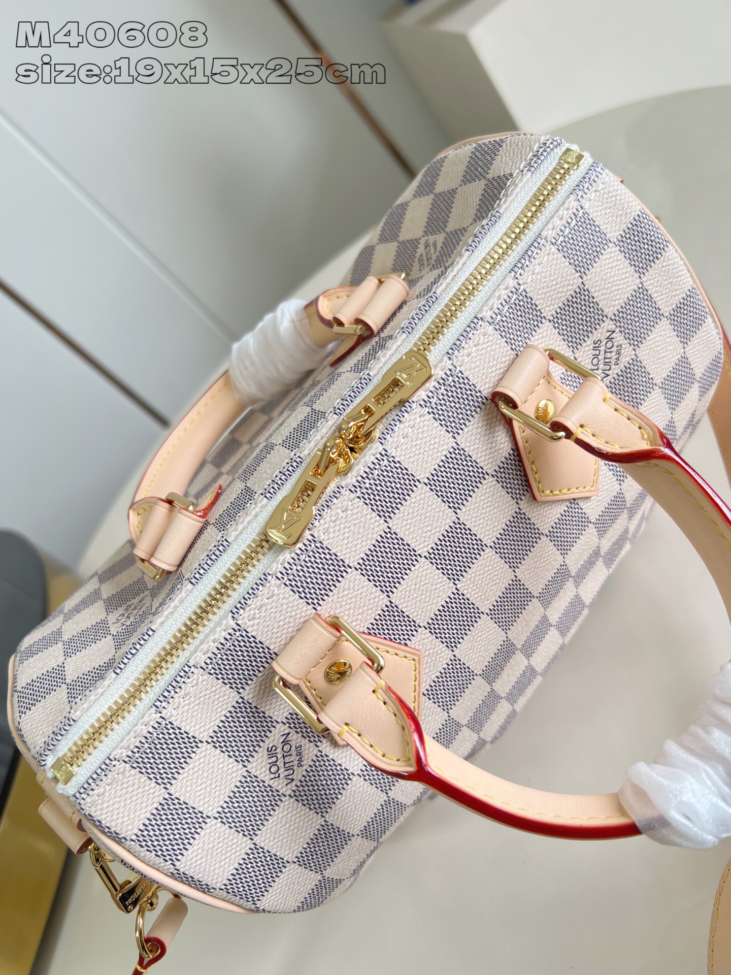 【顶级原单 M40608白格 】Speedy 系列手袋原为旅行者而设计，借由此名致敬 1930 年代蓬勃
