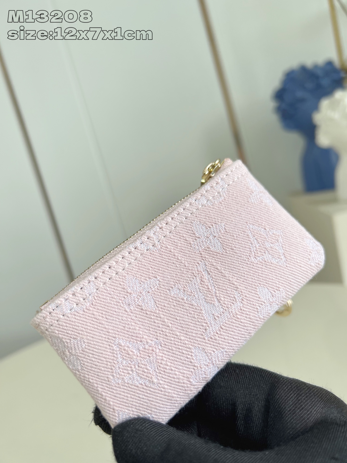 【顶级原单 M13208粉 】路易威登這款Monogram Denim系列钥匙零錢包採用來季主打的洗水粉