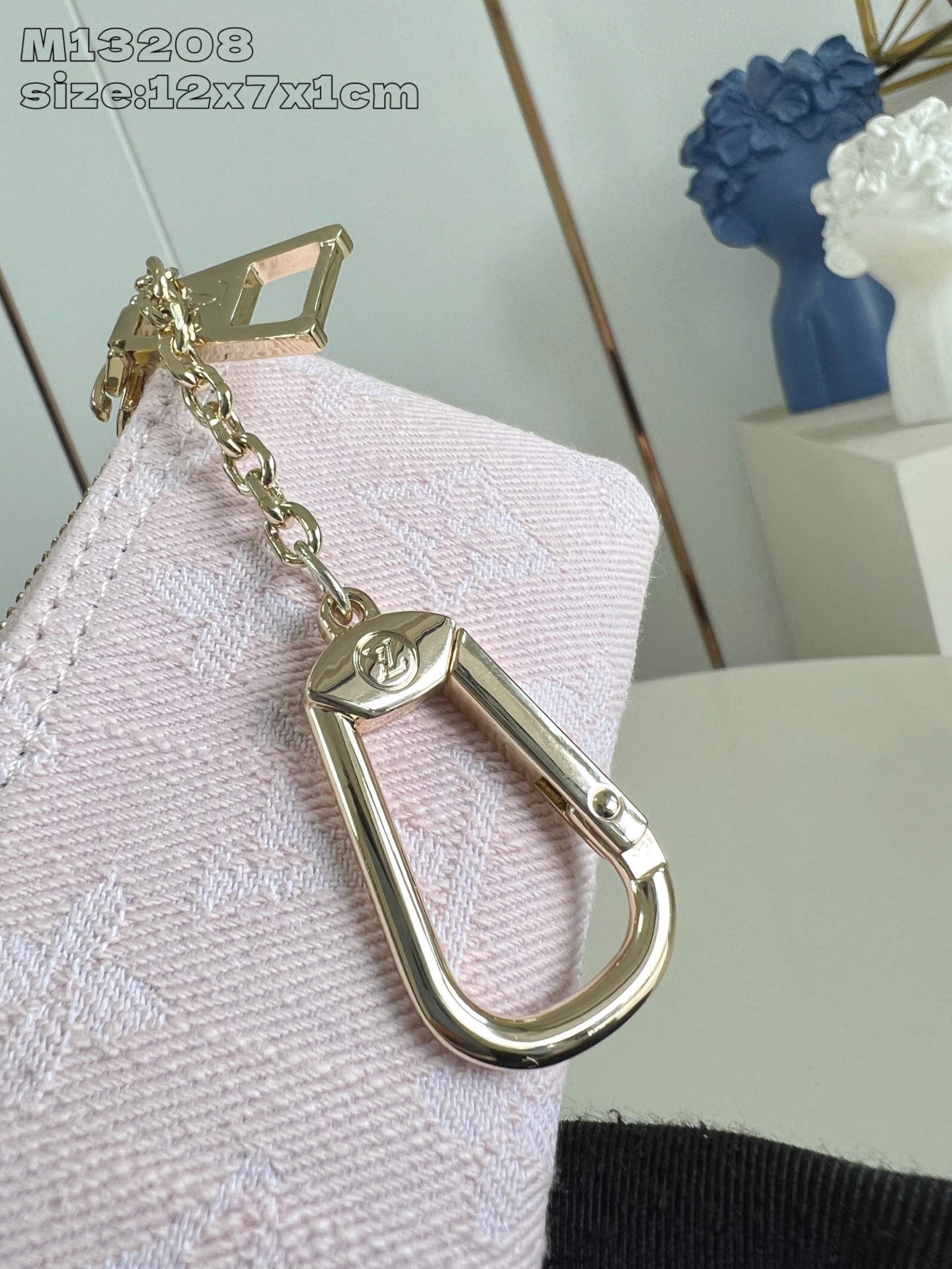 【顶级原单 M13208粉 】路易威登這款Monogram Denim系列钥匙零錢包採用來季主打的洗水粉