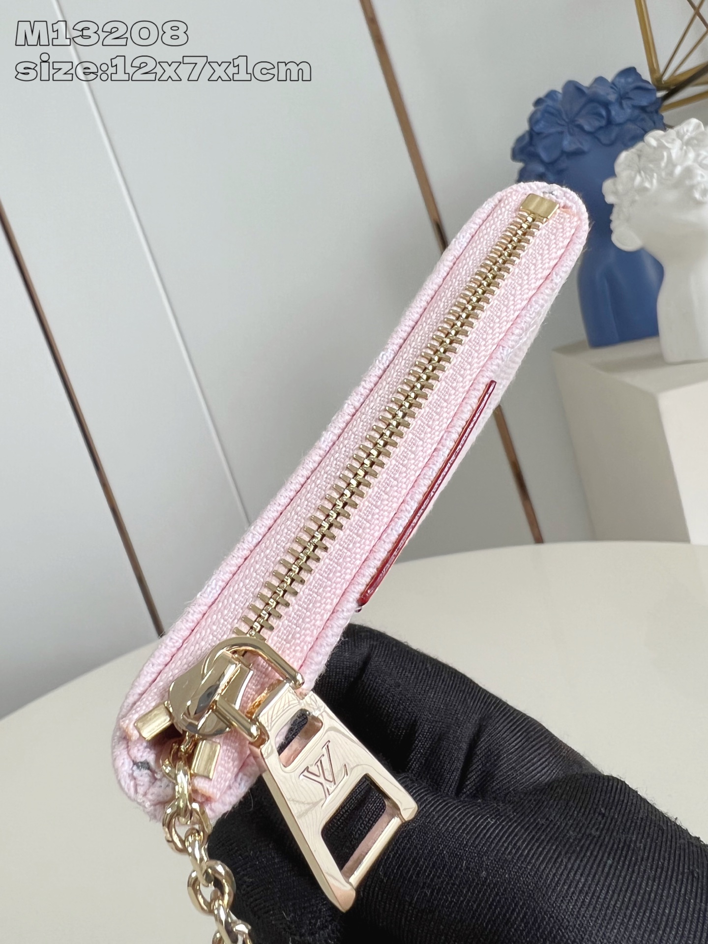 【顶级原单 M13208粉 】路易威登這款Monogram Denim系列钥匙零錢包採用來季主打的洗水粉