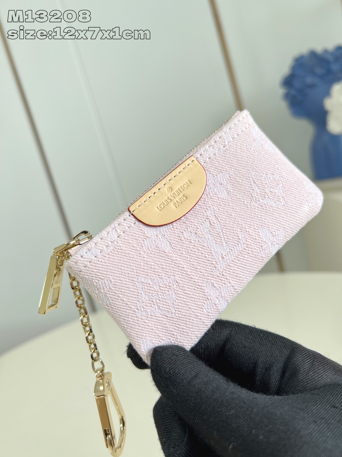 【顶级原单 M13208粉 】路易威登這款Monogram Denim系列钥匙零錢包採用來季主打的洗水粉