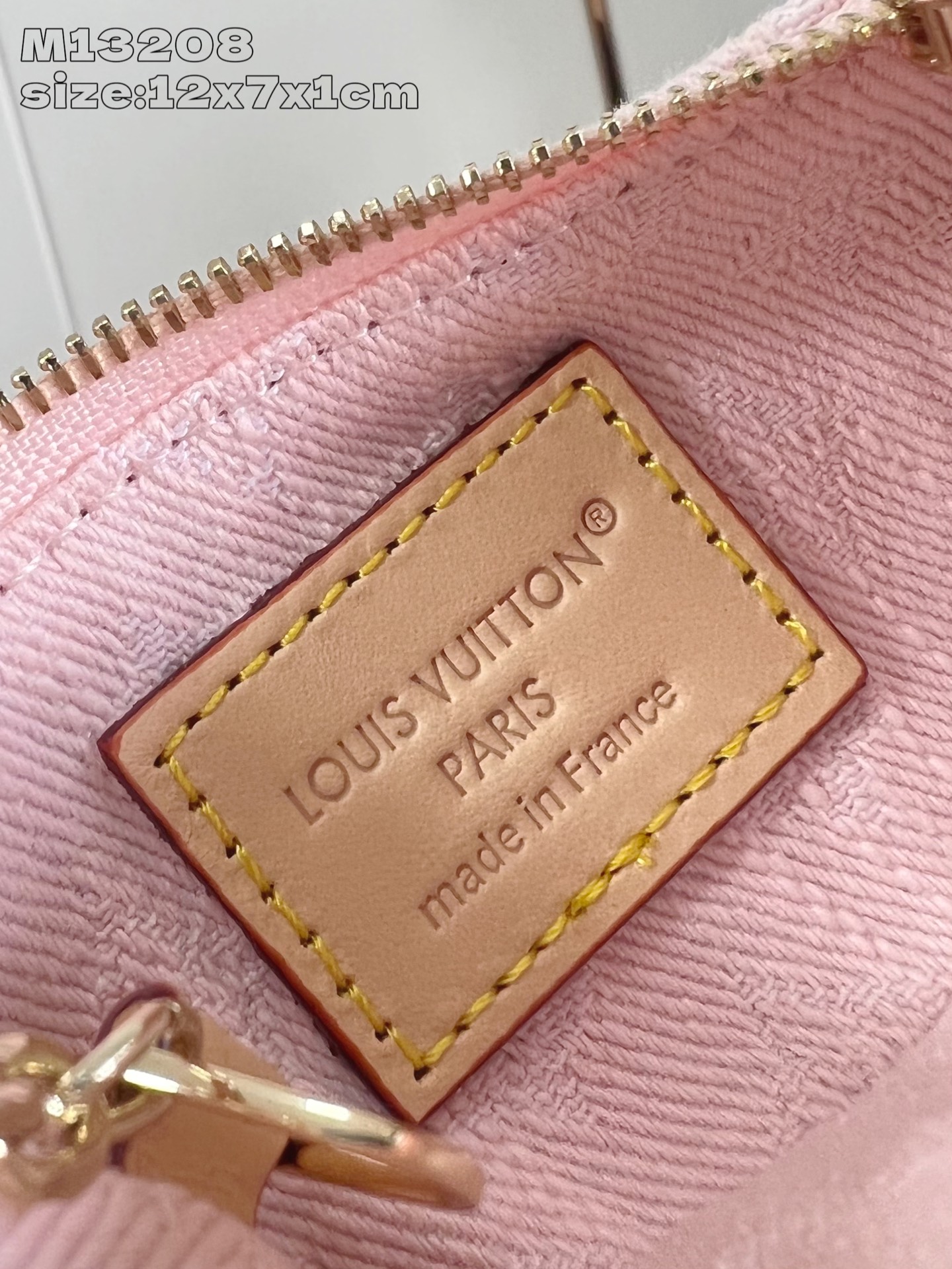 【顶级原单 M13208粉 】路易威登這款Monogram Denim系列钥匙零錢包採用來季主打的洗水粉