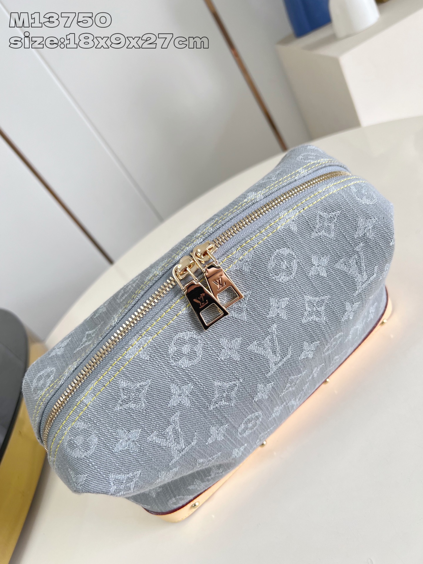 【顶级原单 M13750灰 】本款大号化妆包为 Monogram Denim 棉布渲染沉稳色调，再以皮革