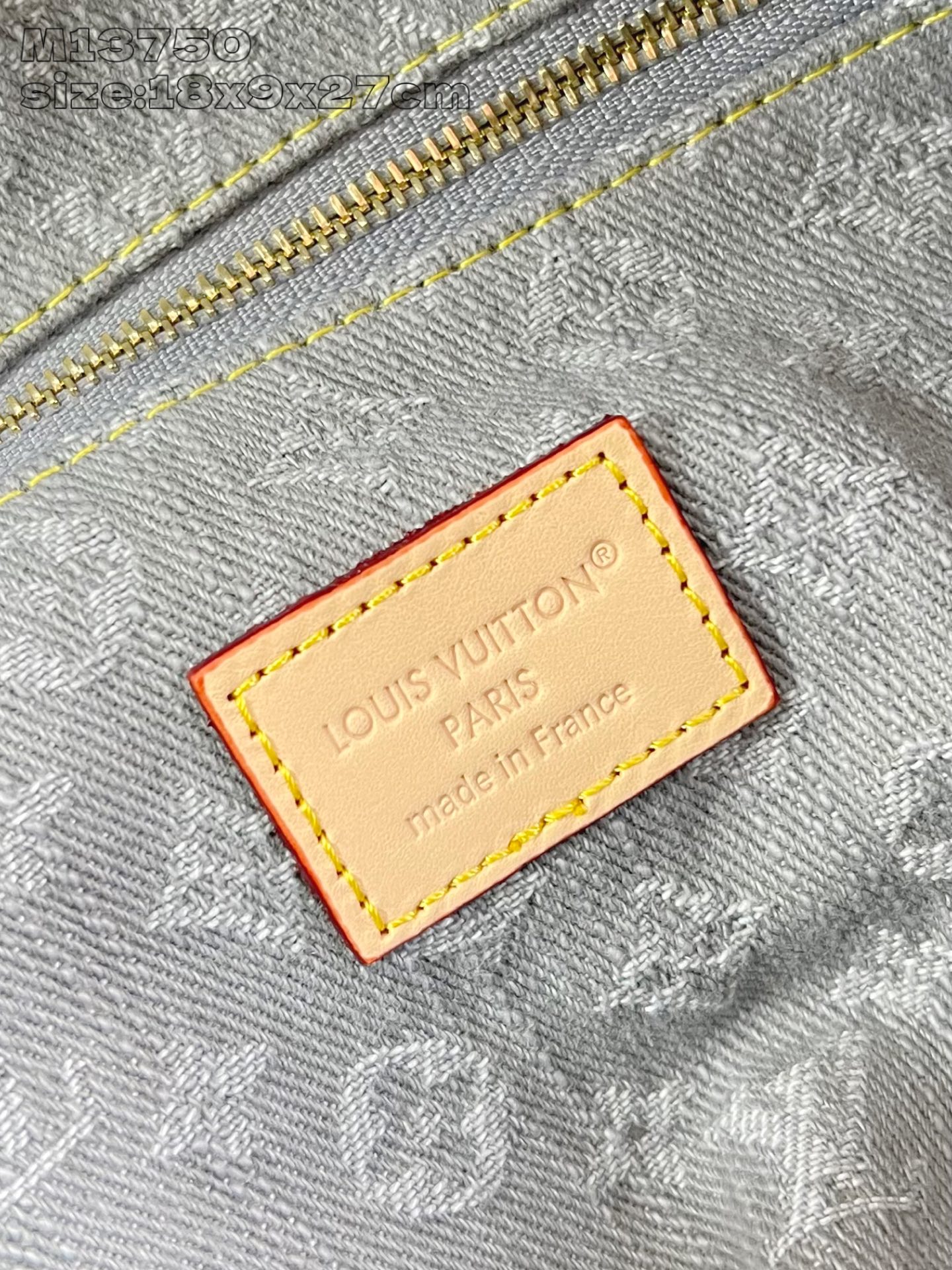 【顶级原单 M13750灰 】本款大号化妆包为 Monogram Denim 棉布渲染沉稳色调，再以皮革