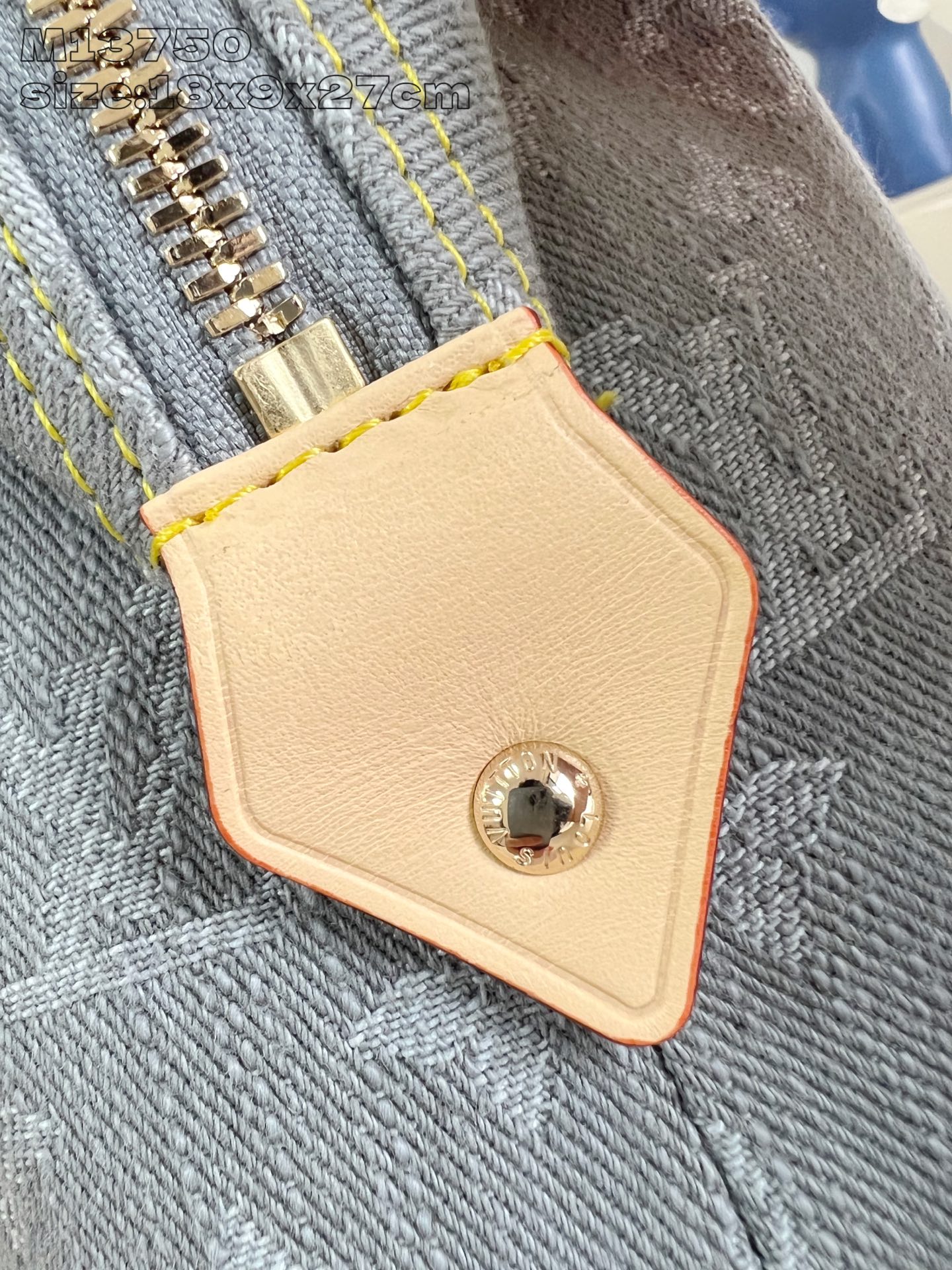 【顶级原单 M13750灰 】本款大号化妆包为 Monogram Denim 棉布渲染沉稳色调，再以皮革
