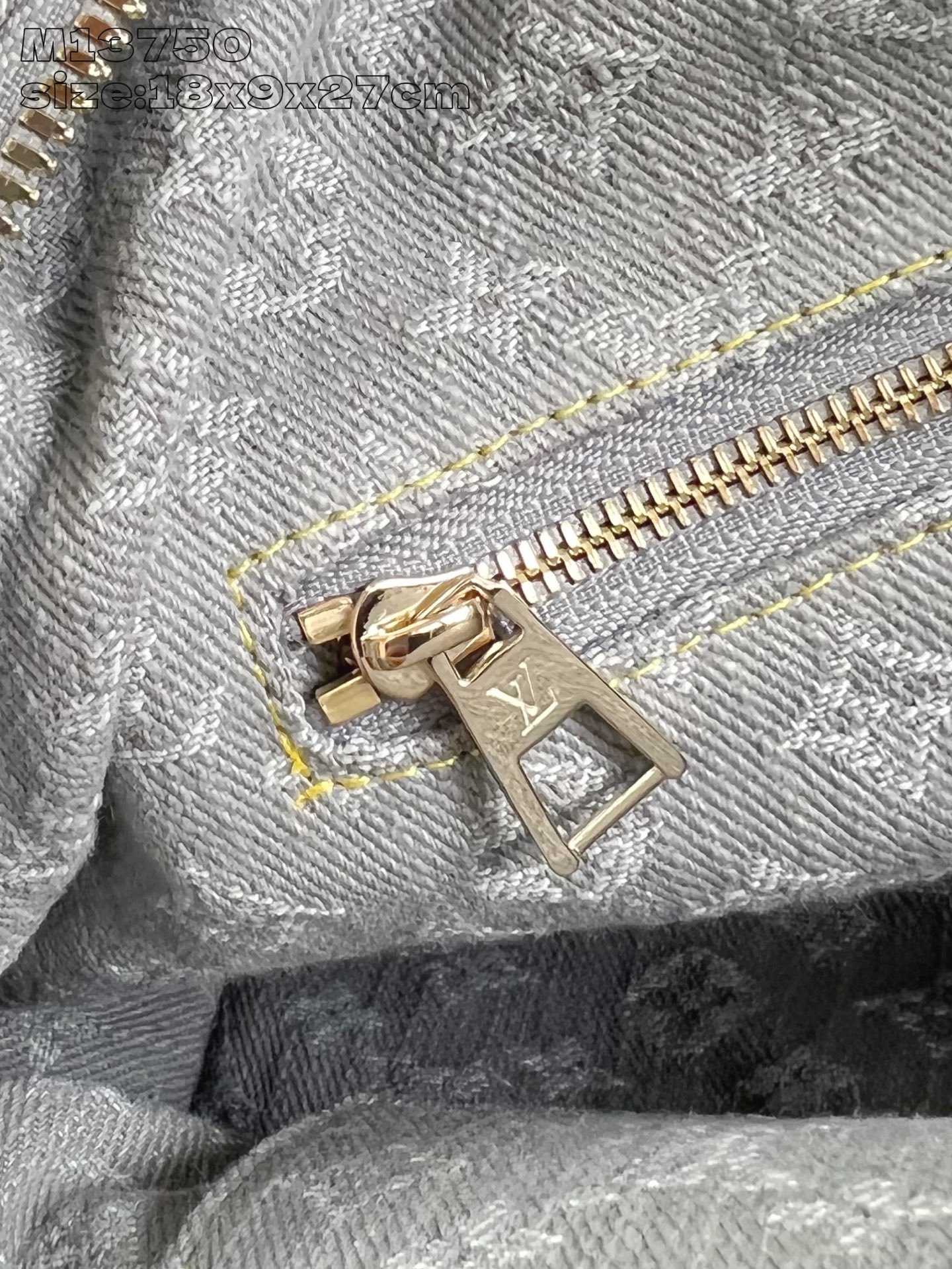 【顶级原单 M13750灰 】本款大号化妆包为 Monogram Denim 棉布渲染沉稳色调，再以皮革