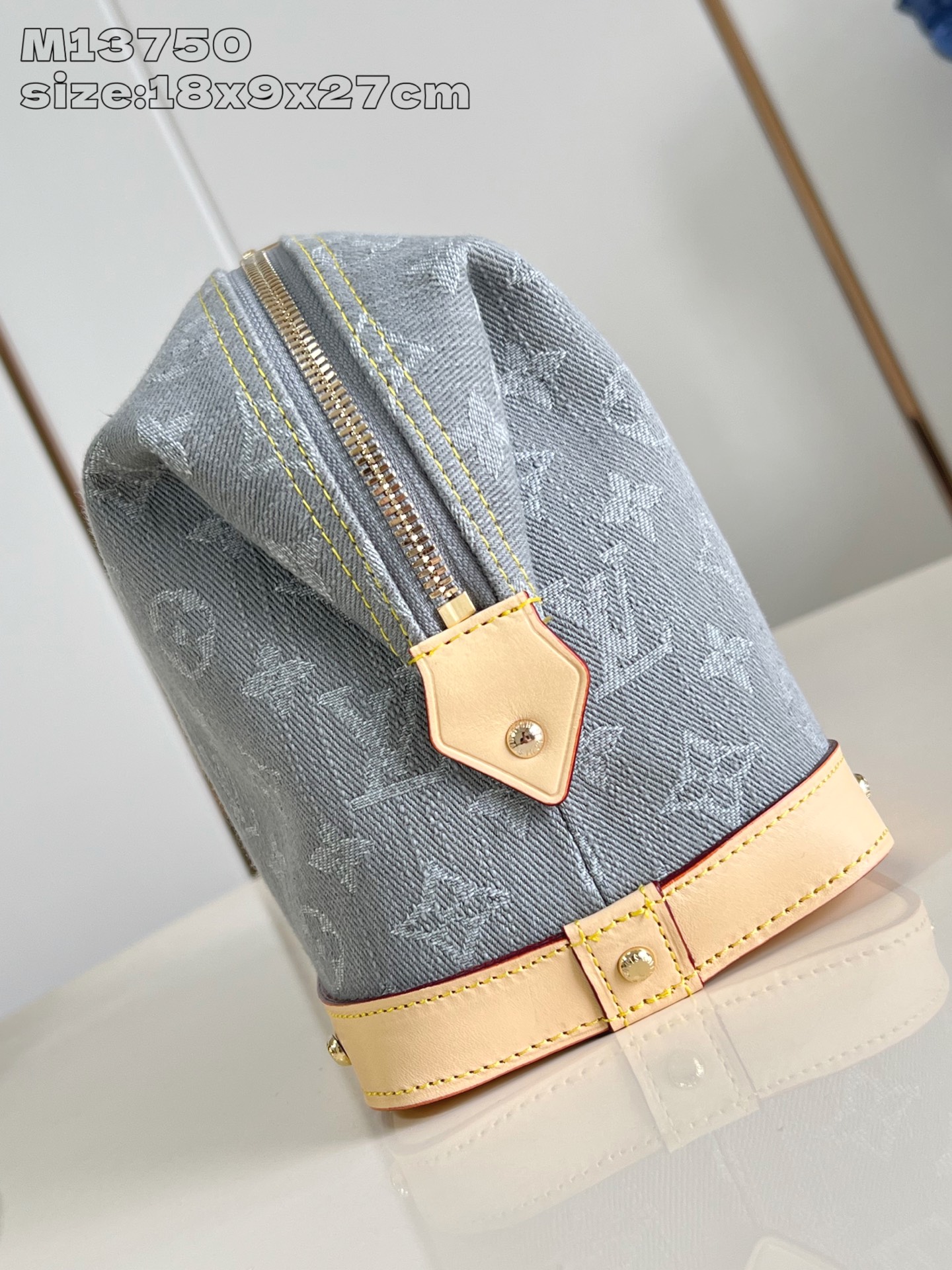 【顶级原单 M13750灰 】本款大号化妆包为 Monogram Denim 棉布渲染沉稳色调，再以皮革