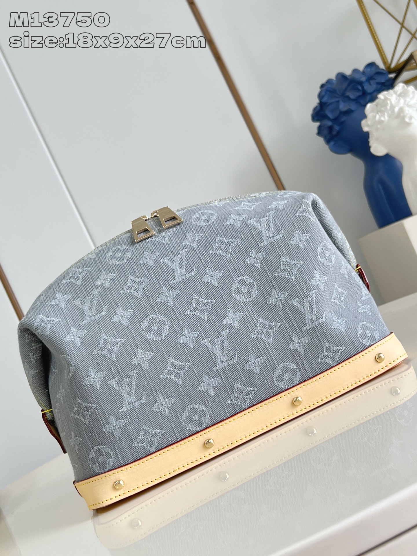 【顶级原单 M13750灰 】本款大号化妆包为 Monogram Denim 棉布渲染沉稳色调，再以皮革
