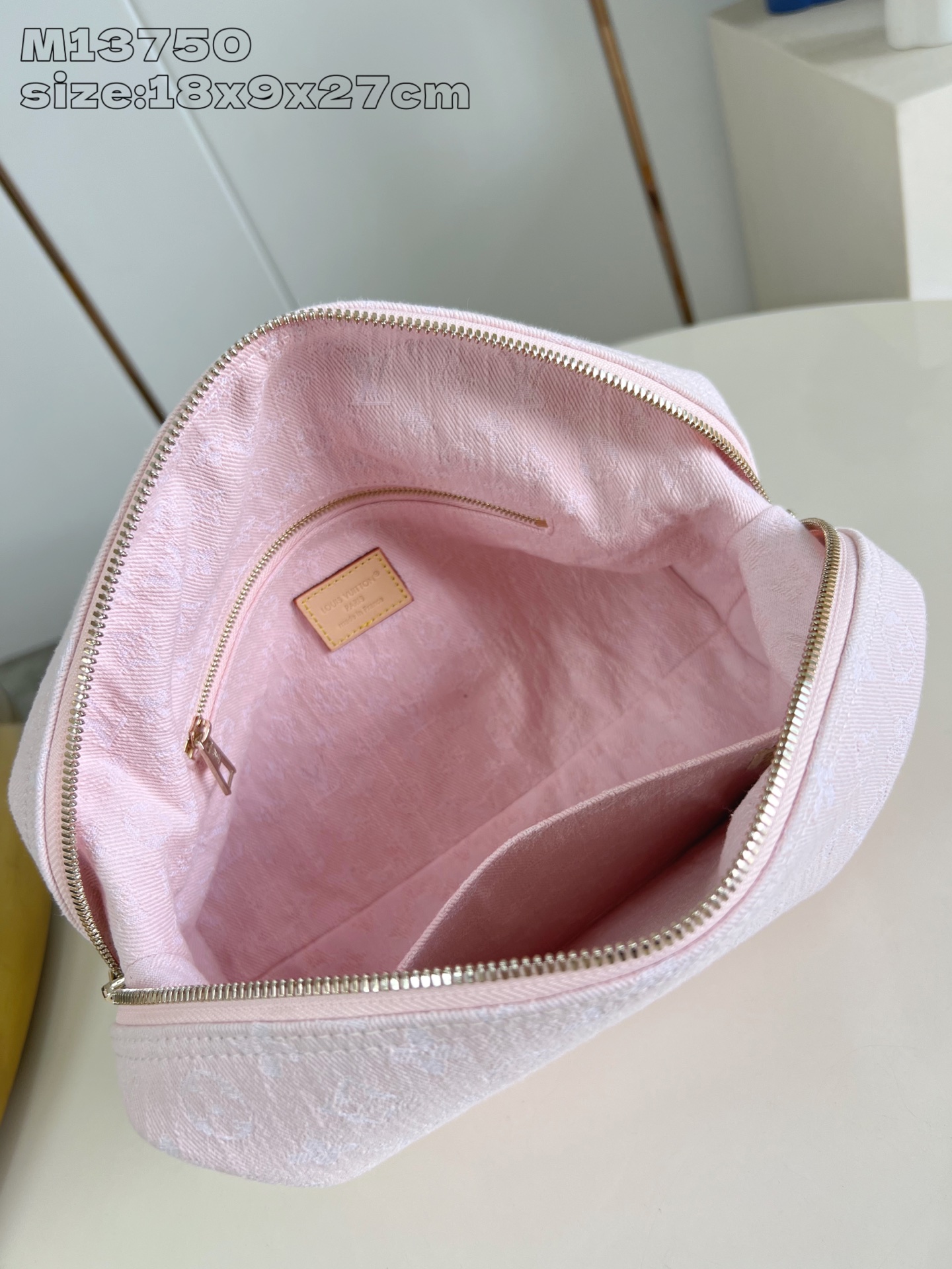 【顶级原单 M13750粉 】本款大号化妆包为 Monogram Denim 棉布渲染沉稳色调，再以皮革