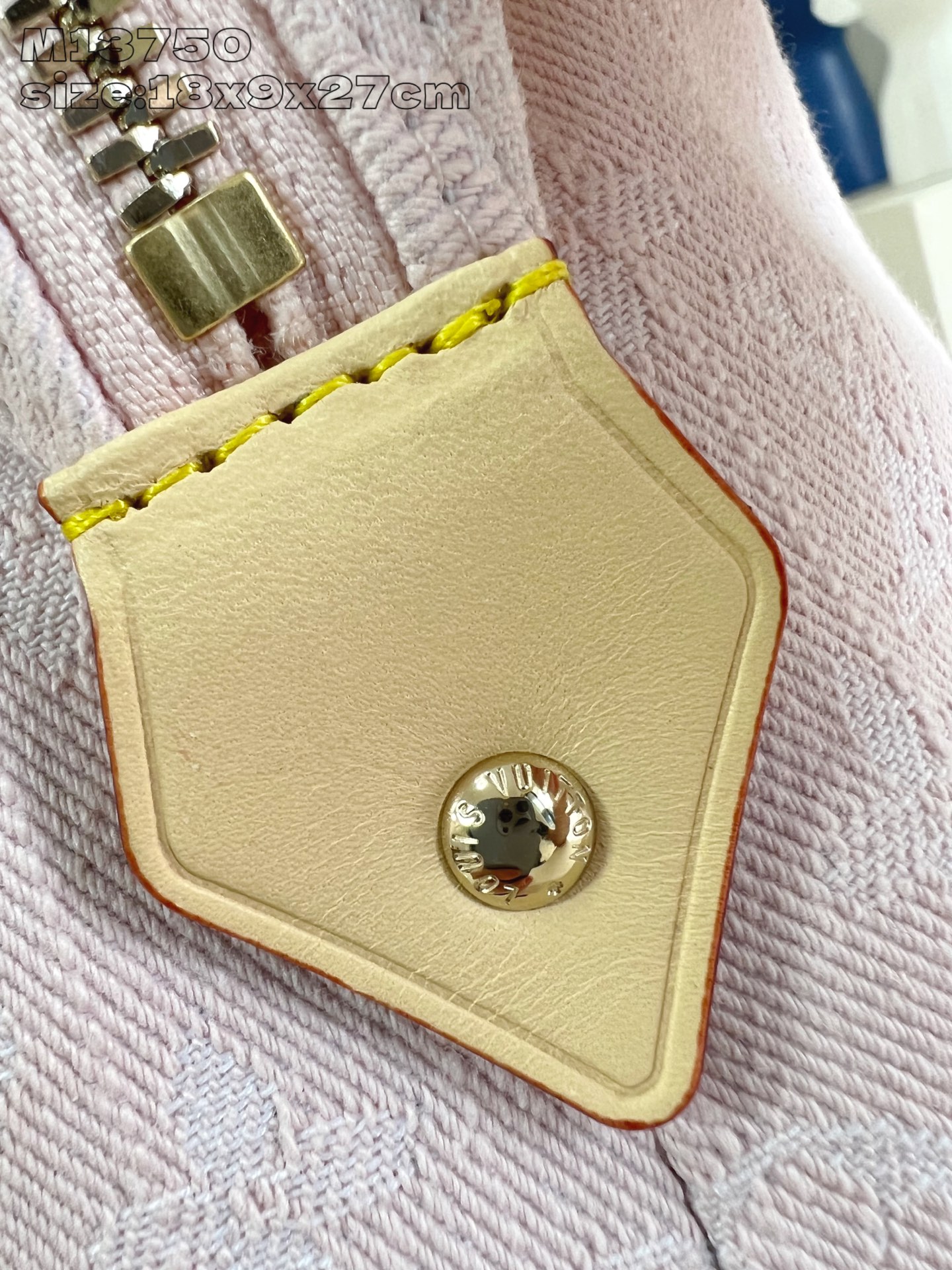 【顶级原单 M13750粉 】本款大号化妆包为 Monogram Denim 棉布渲染沉稳色调，再以皮革